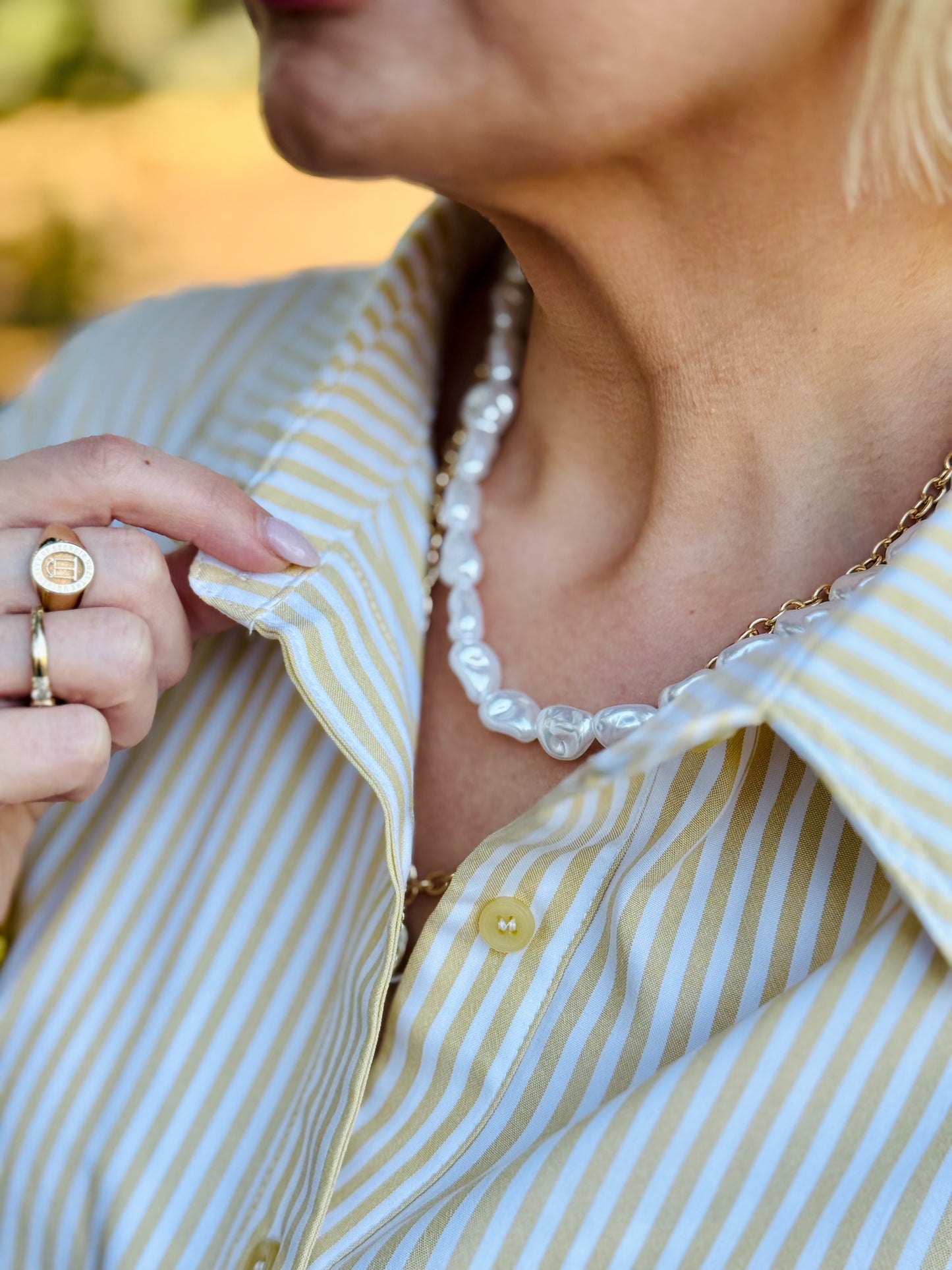 Top Société Rayures Printanières : Chemise ample boutonnée à rayures jaune crème