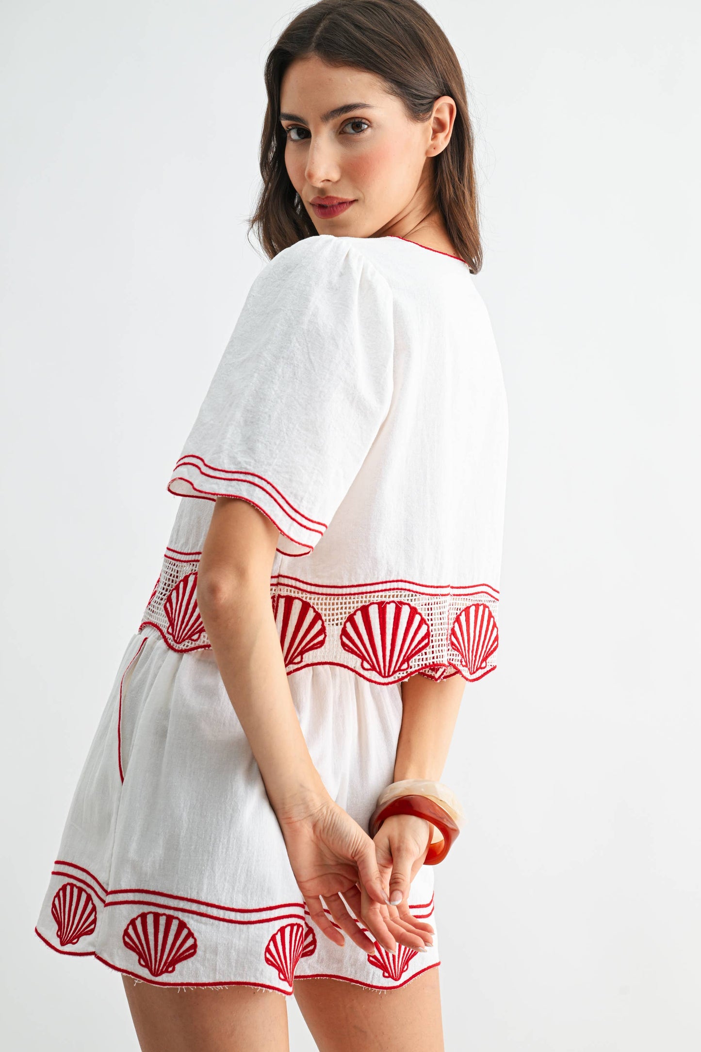 CJT26819 Baumwoll-Croptop mit Muschelstickerei: OFF WHITE/RED / S-M-L (3-2-1)