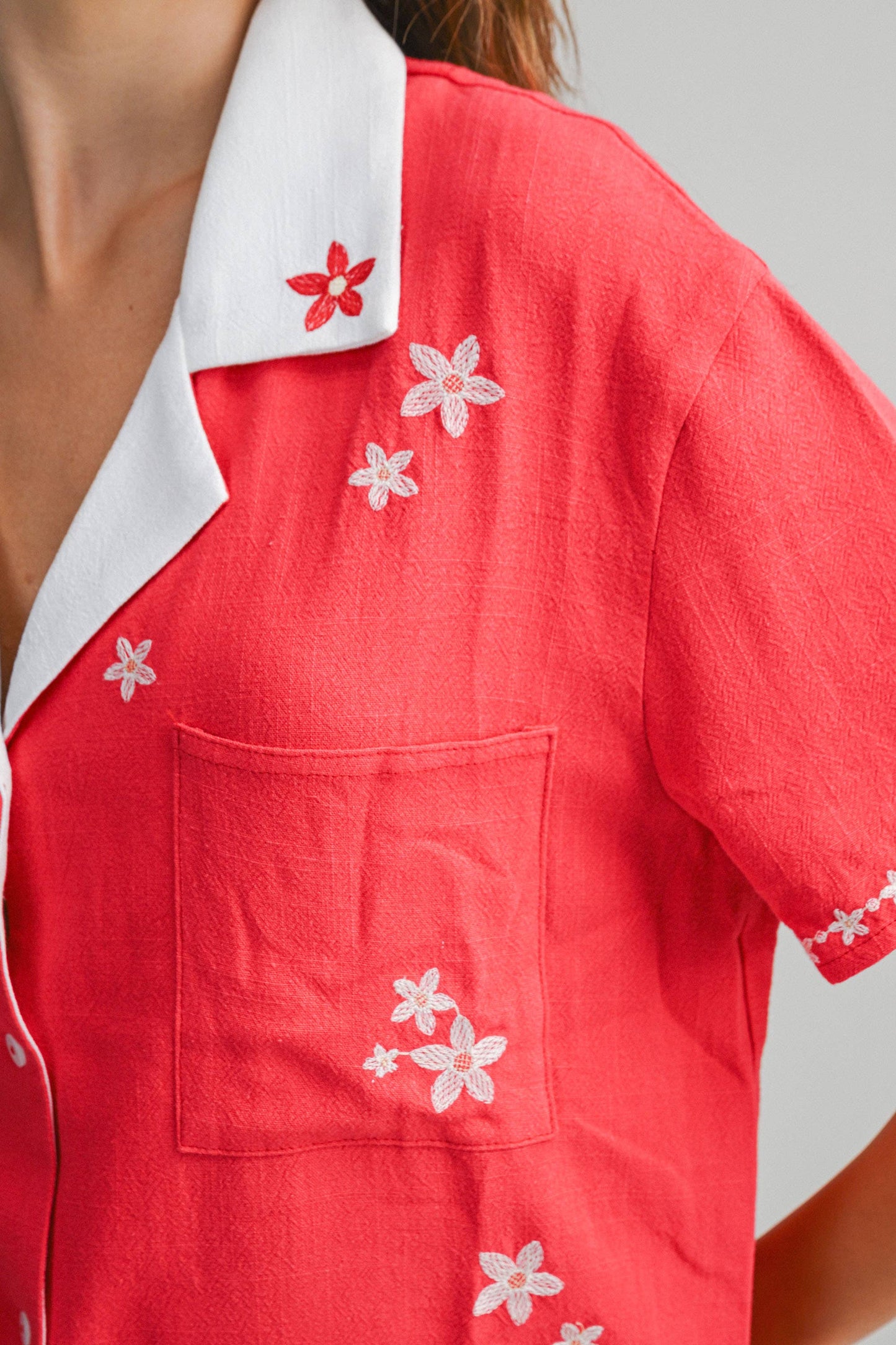 Besticktes Button-Up-Hemd | Damen-Resort-Top aus Leinenmischung | Kurzärmlige Bluse mit Blumenbesatz | Oberteil im passenden Set