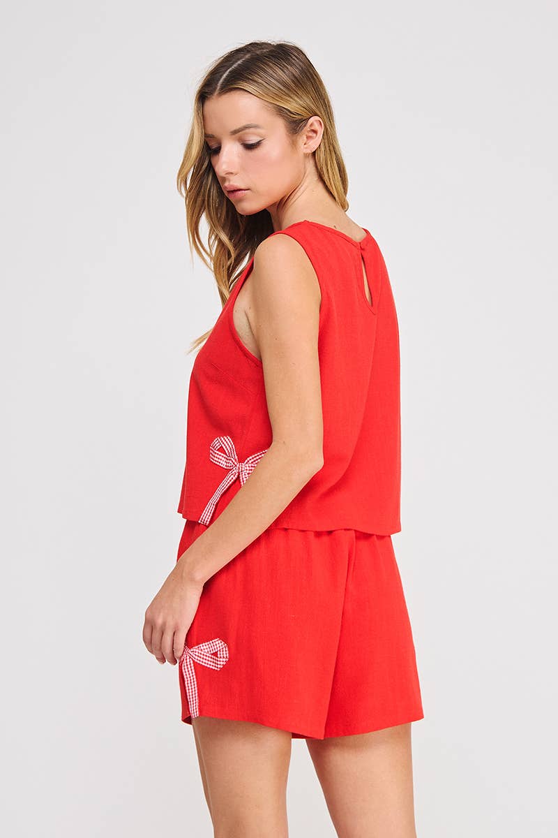 Zweiteiliges Shorts-Set mit rot karierter Schleife