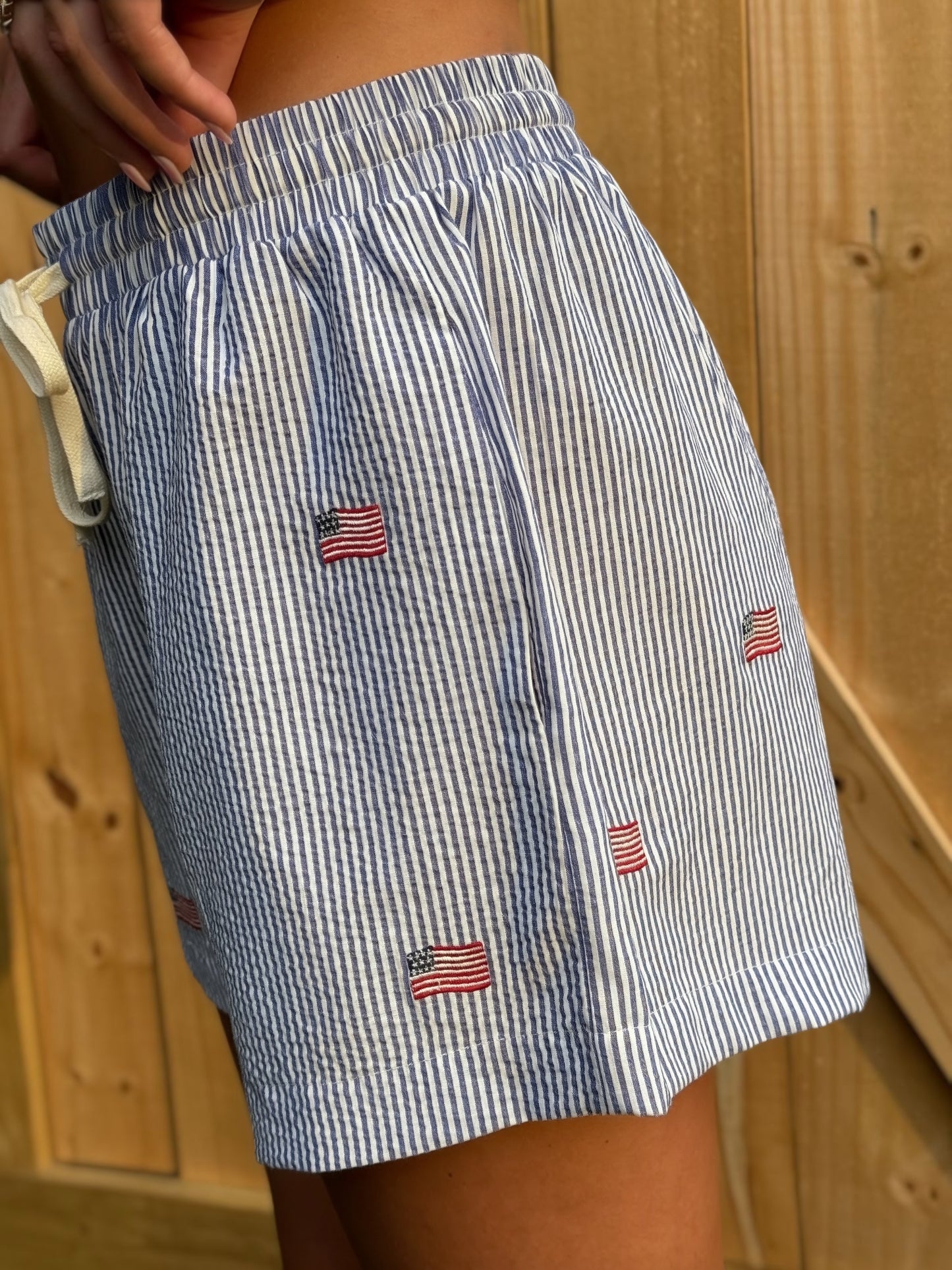 SHORT BRODÉ DRAPEAU RAYÉ : BLEU MARINE-RAYURE BLANCHE / L