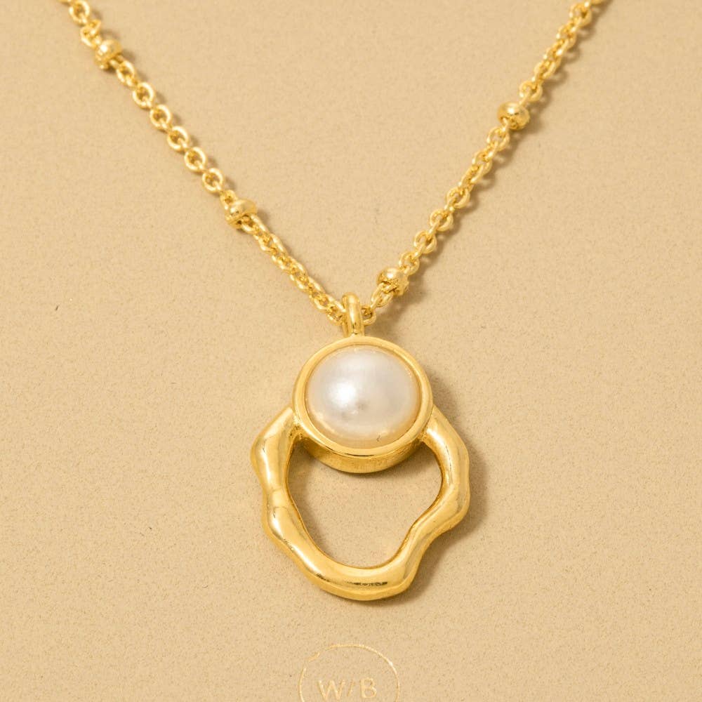 The Petite Pearl Standard- Kette, geschichtete Perlenohrstecker, ovales Anhänger-Collier