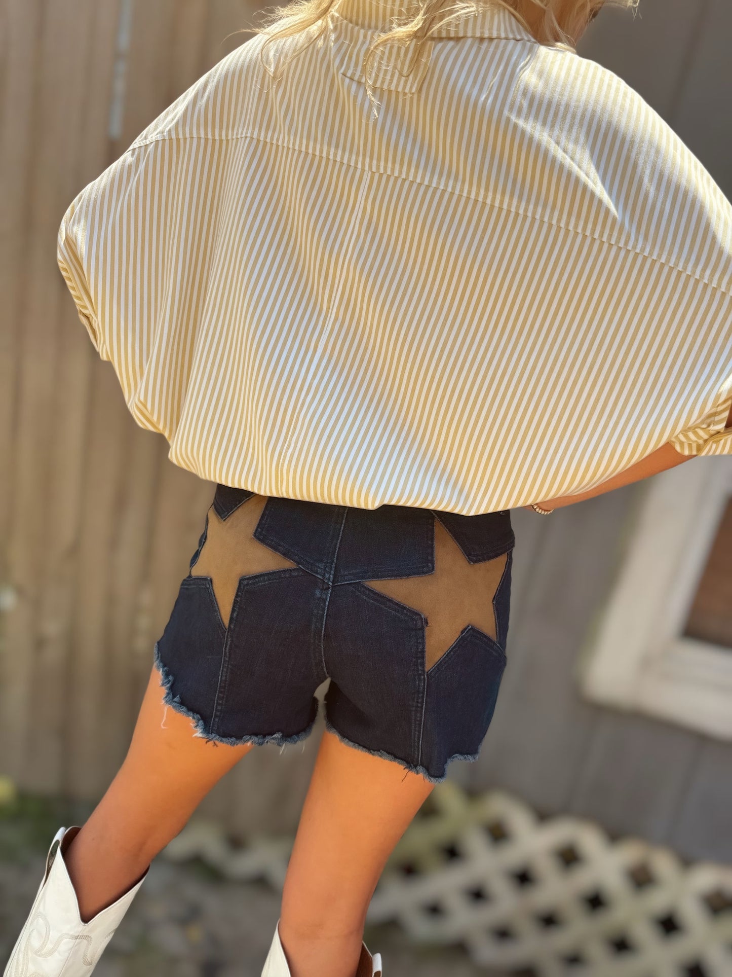 Top Société Rayures Printanières : Chemise ample boutonnée à rayures jaune crème