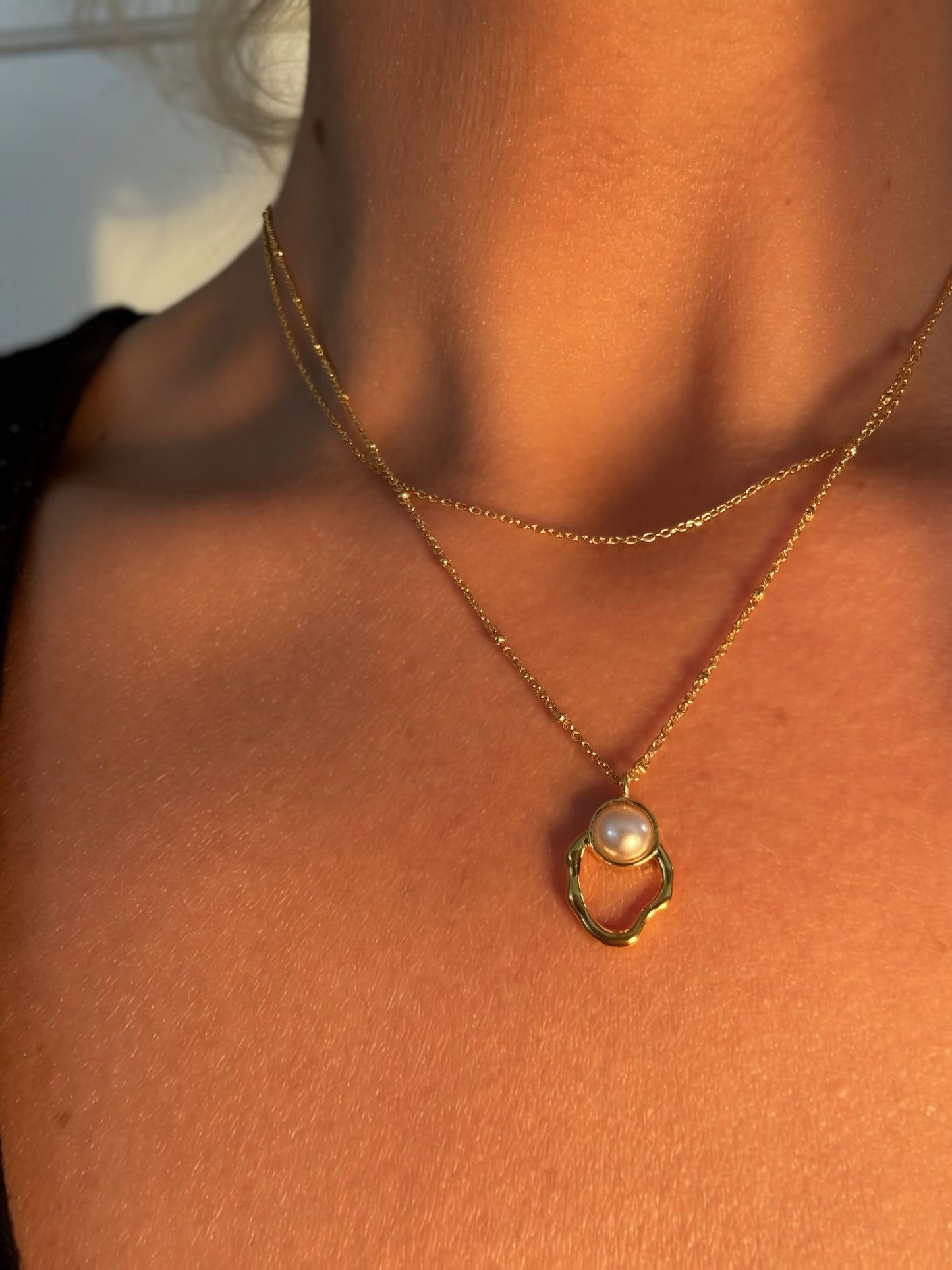 The Petite Pearl Standard- Kette, geschichtete Perlenohrstecker, ovales Anhänger-Collier