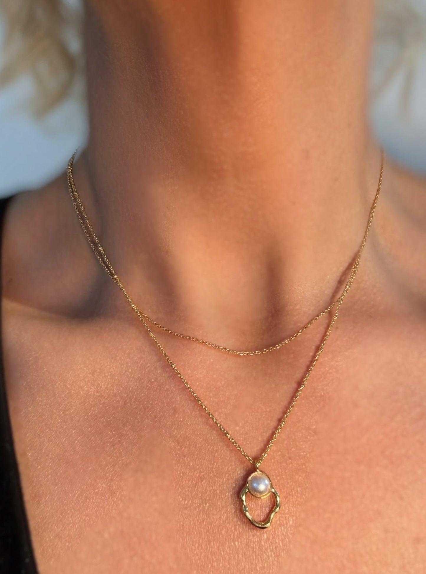 The Petite Pearl Standard- Kette, geschichtete Perlenohrstecker, ovales Anhänger-Collier