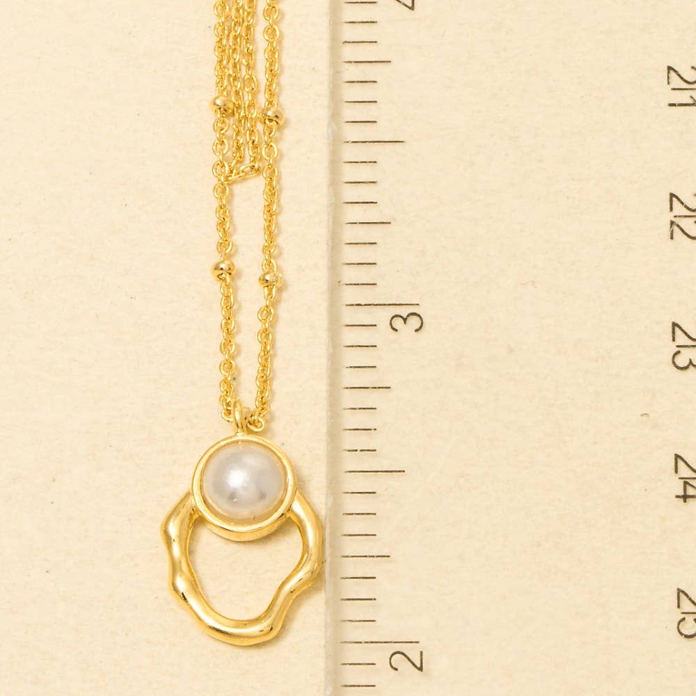 The Petite Pearl Standard- Kette, geschichtete Perlenohrstecker, ovales Anhänger-Collier