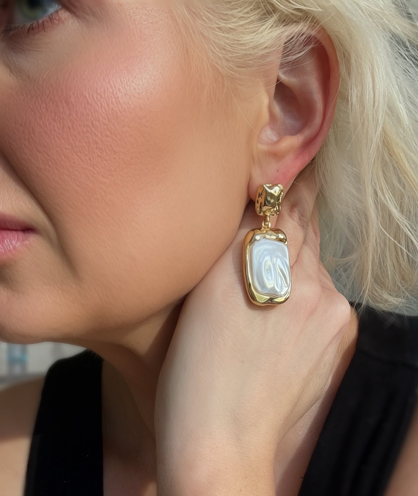 The Pearl Social: Metallische Ohrhänger mit Rechteck-Stecker und Perle