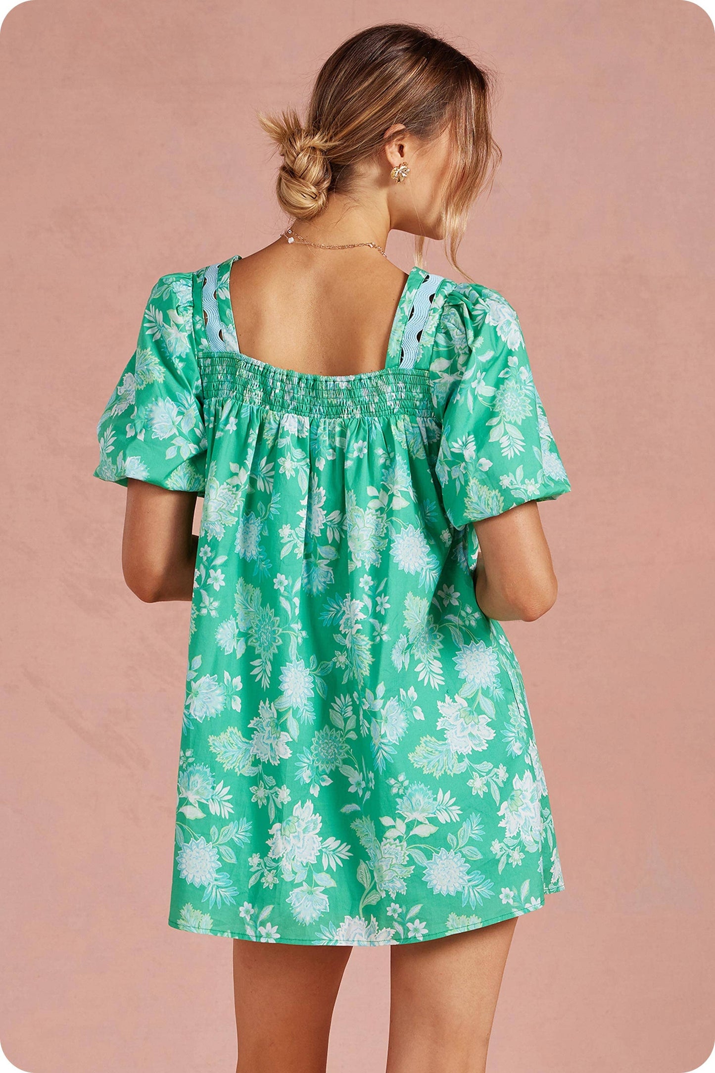 Bloom & Swoon Blumen-Garten-Kleid mit Ric-Rac-Bordüre und Puffärmeln in Kelly-Grün