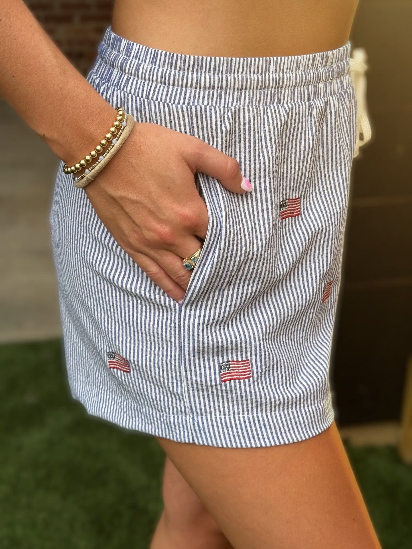 SHORT BRODÉ DRAPEAU RAYÉ : BLEU MARINE-RAYURE BLANCHE / L