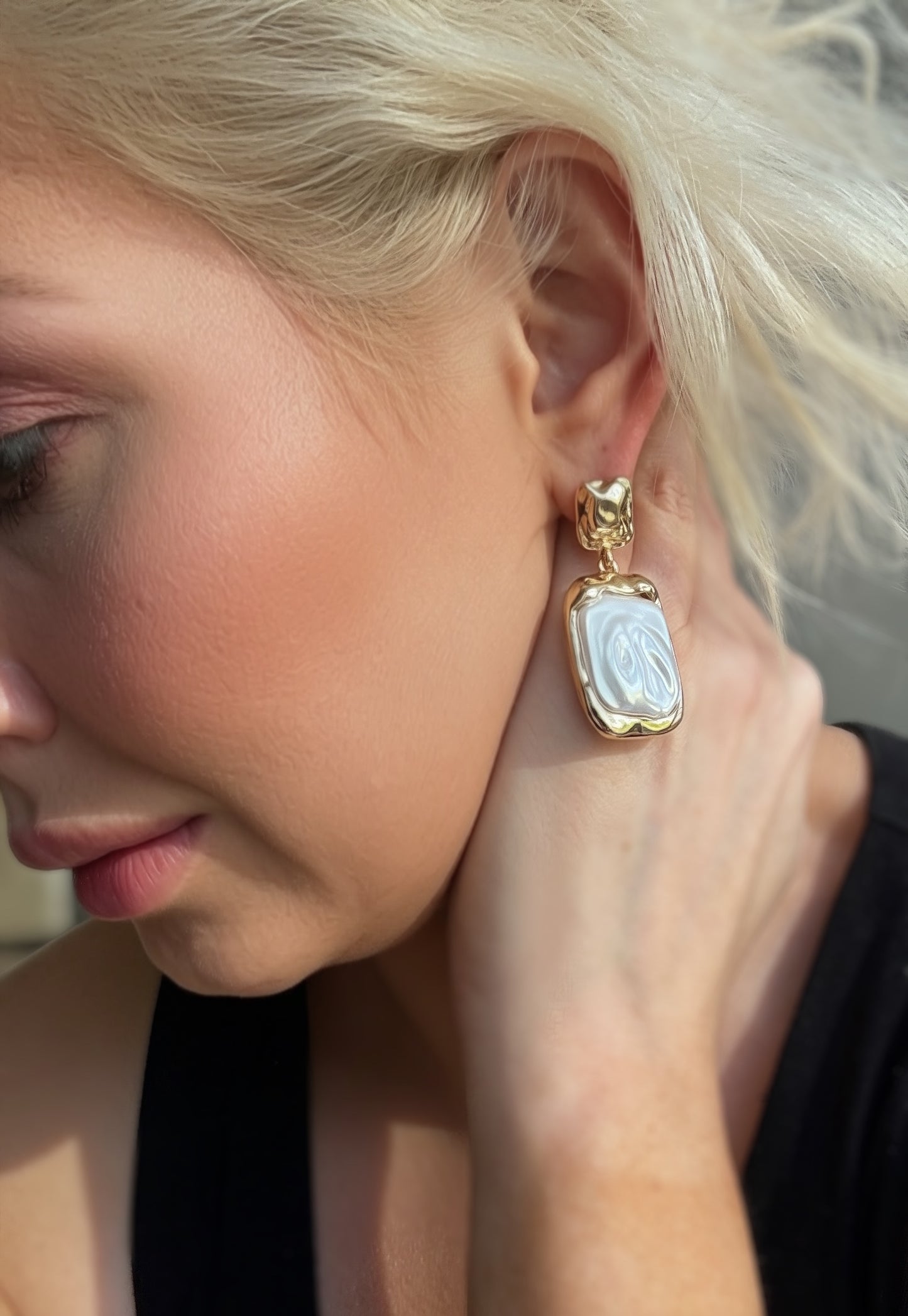 The Pearl Social: Metallische Ohrhänger mit Rechteck-Stecker und Perle