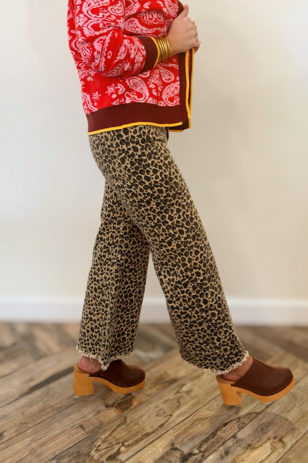 Mid-Rise Leopard Print Wide-Leg Jeans with Frayed Hem