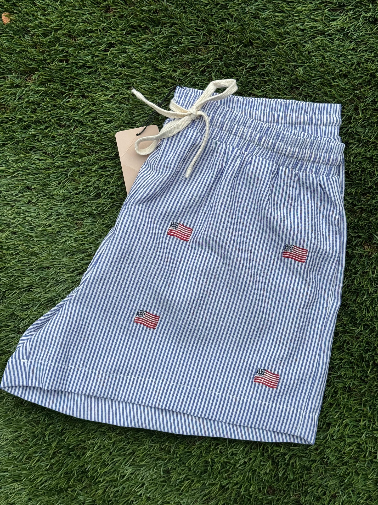 SHORT BRODÉ DRAPEAU RAYÉ : BLEU MARINE-RAYURE BLANCHE / L