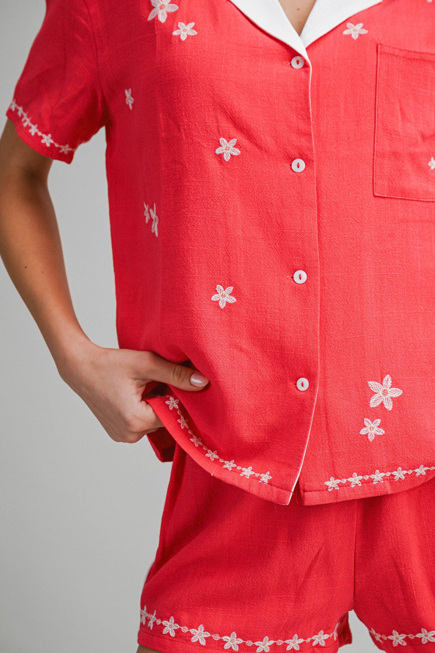 Besticktes Button-Up-Hemd | Damen-Resort-Top aus Leinenmischung | Kurzärmlige Bluse mit Blumenbesatz | Oberteil im passenden Set