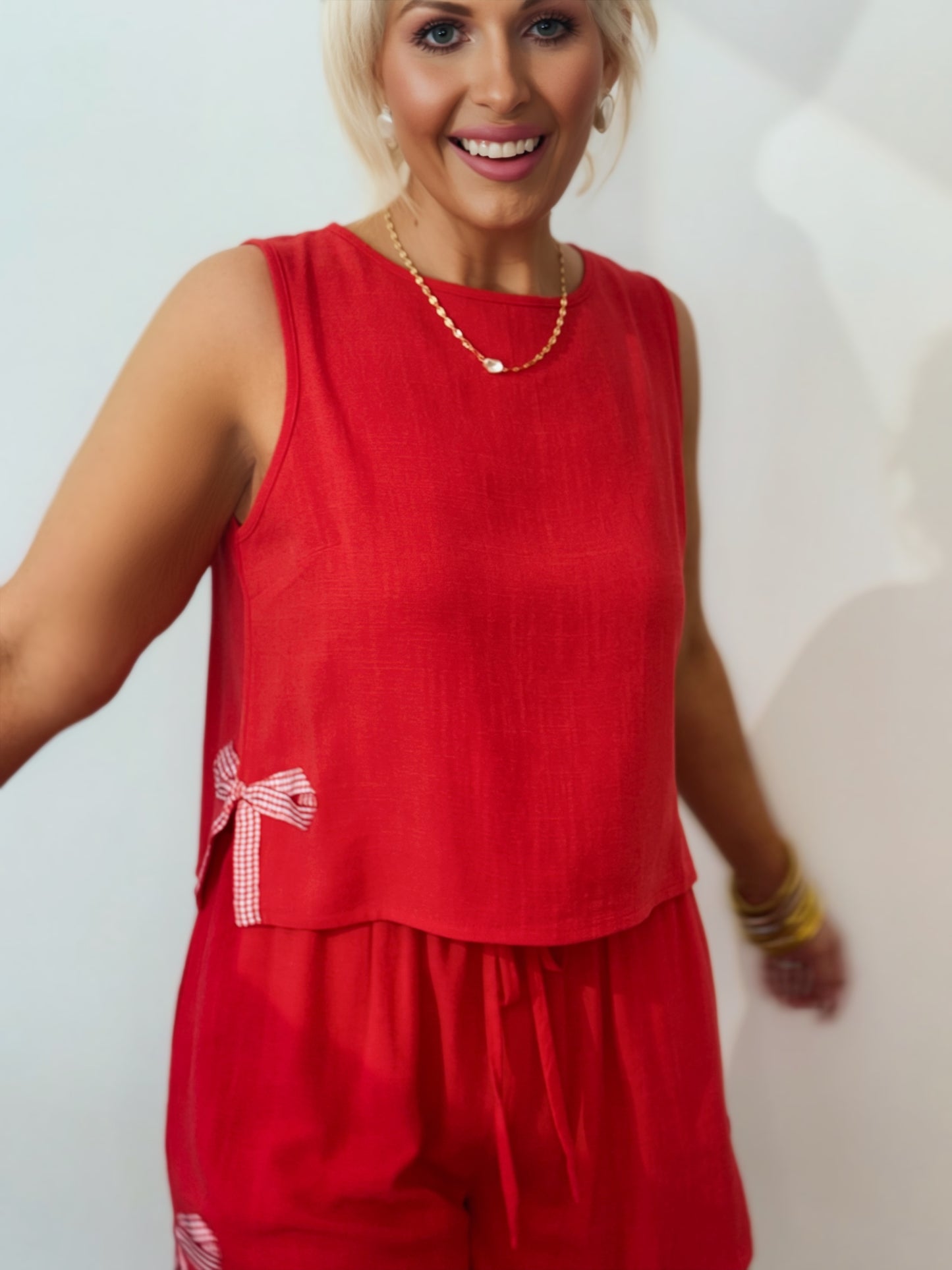 Zweiteiliges Shorts-Set mit rot karierter Schleife