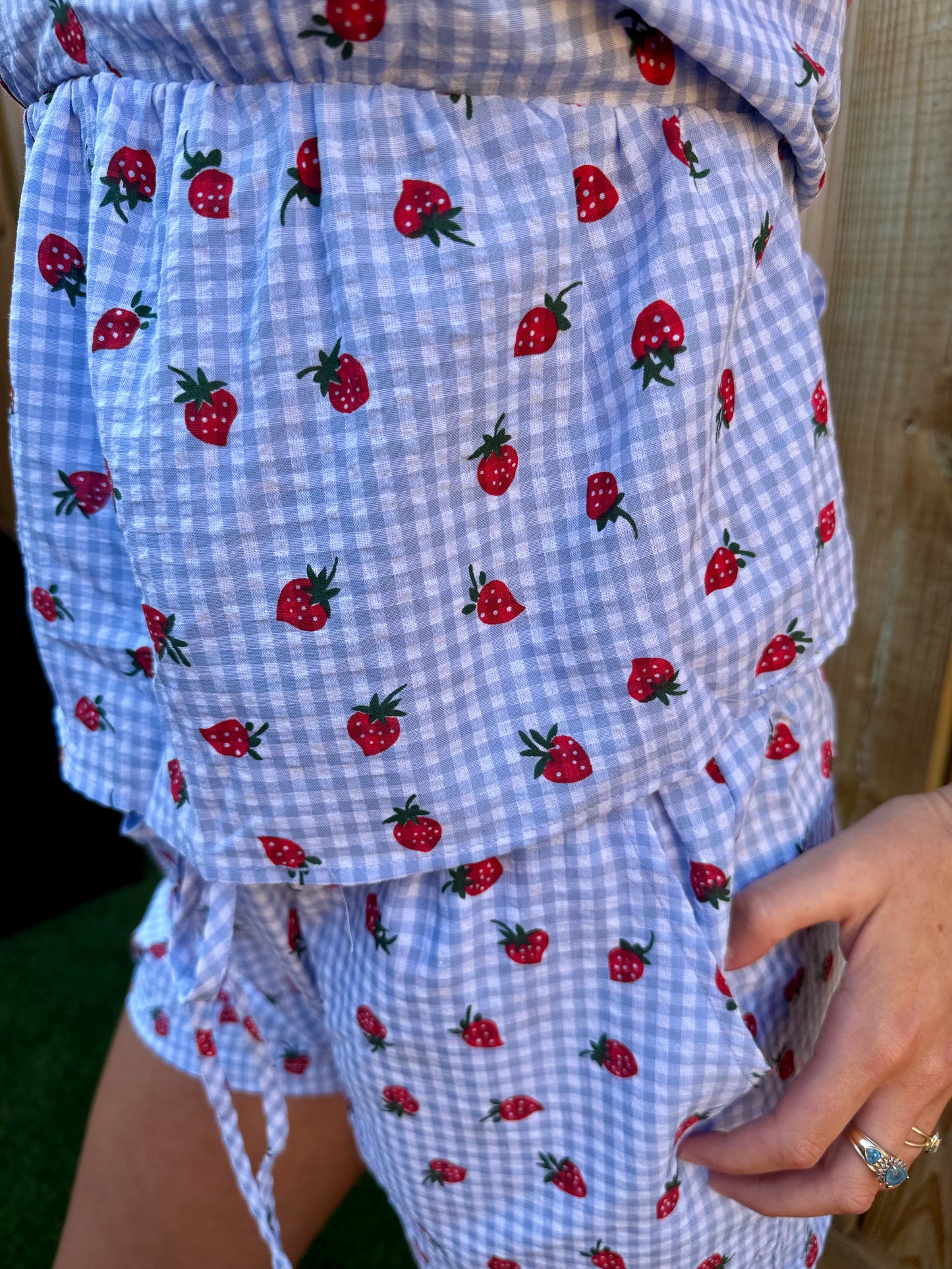 Erdbeer-Gingham Zweiteiler | Damen Sommer Tanktop & Shorts Set | Babydoll-Cami + Shorts mit Kordelzug | Süßes passendes Urlaubsoutfit