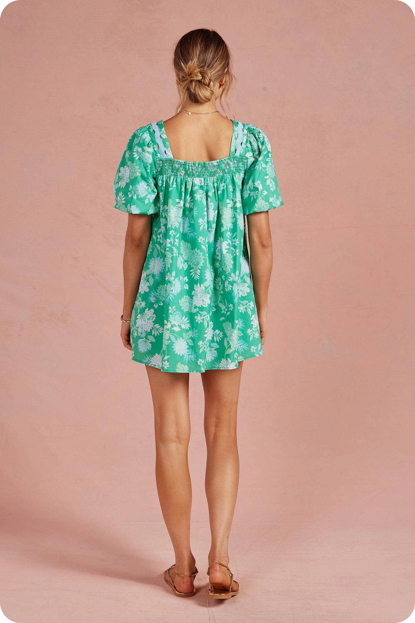 Bloom & Swoon Blumen-Garten-Kleid mit Ric-Rac-Bordüre und Puffärmeln in Kelly-Grün