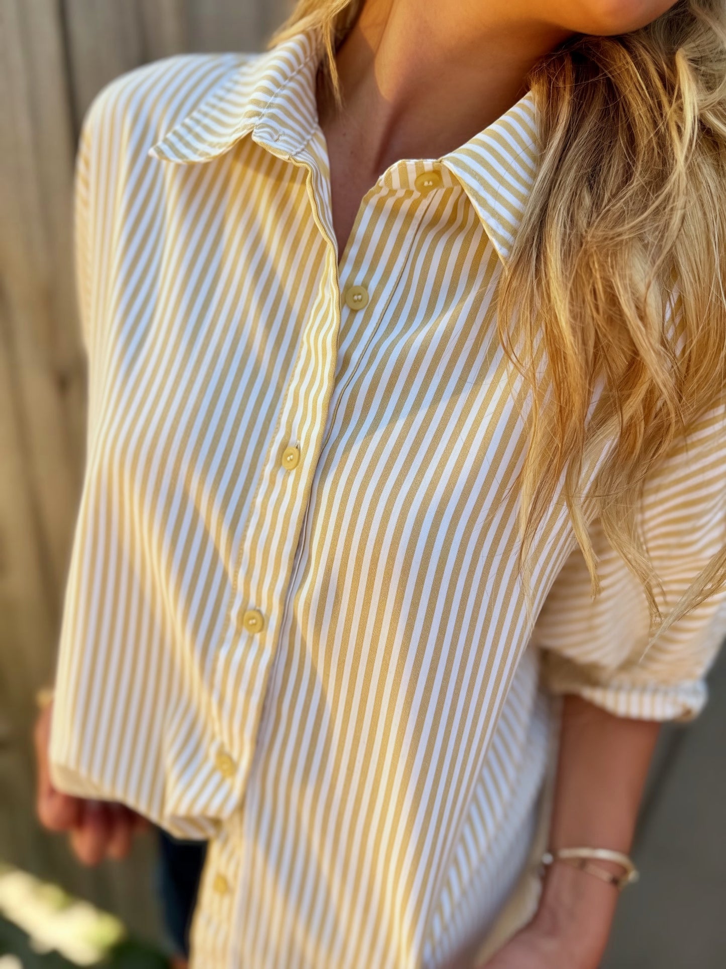 Top Société Rayures Printanières : Chemise ample boutonnée à rayures jaune crème