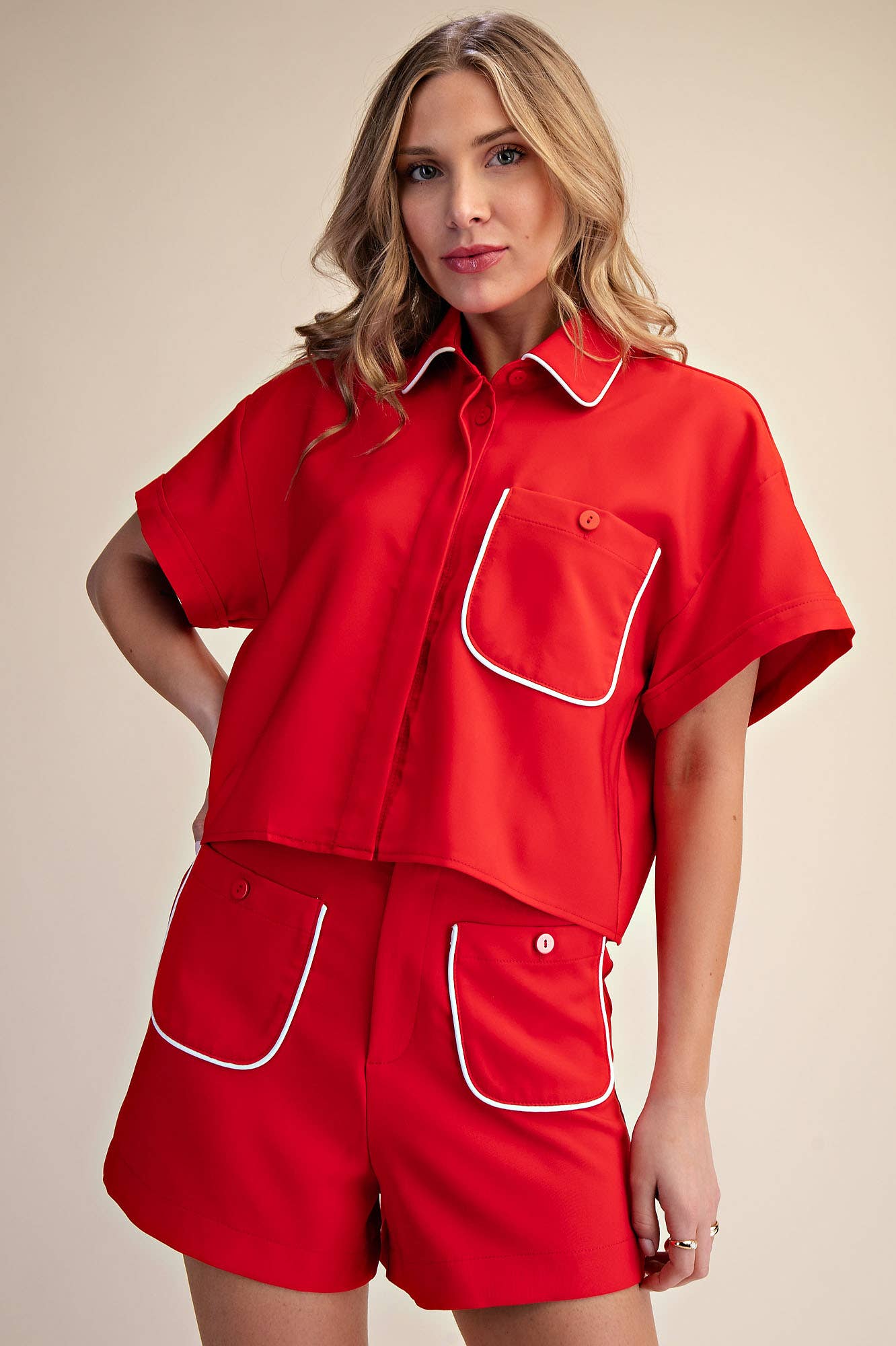 Das Stop & Stare Set: Rot Kragen Crop Top & Shorts Set
