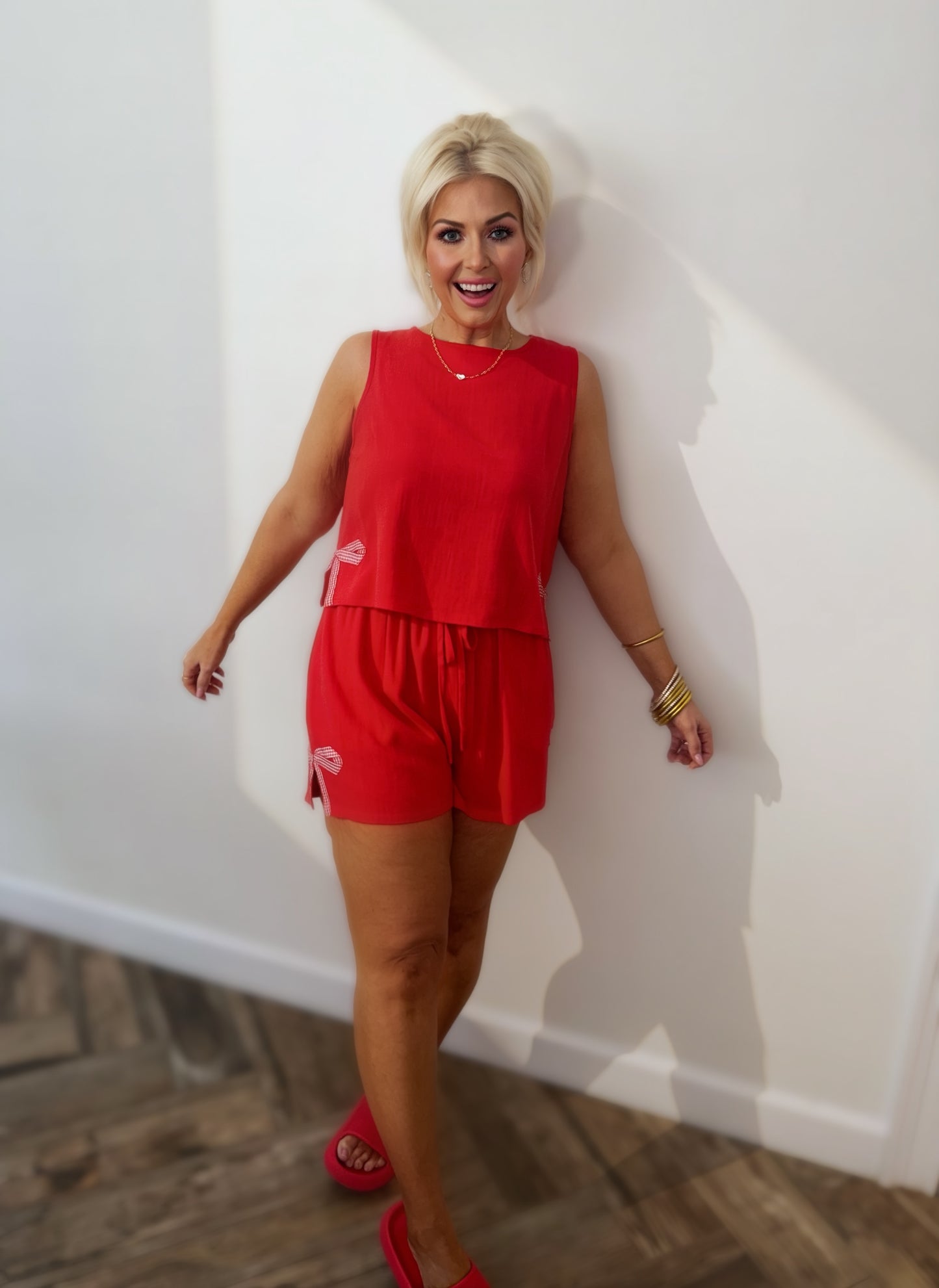 Zweiteiliges Shorts-Set mit rot karierter Schleife