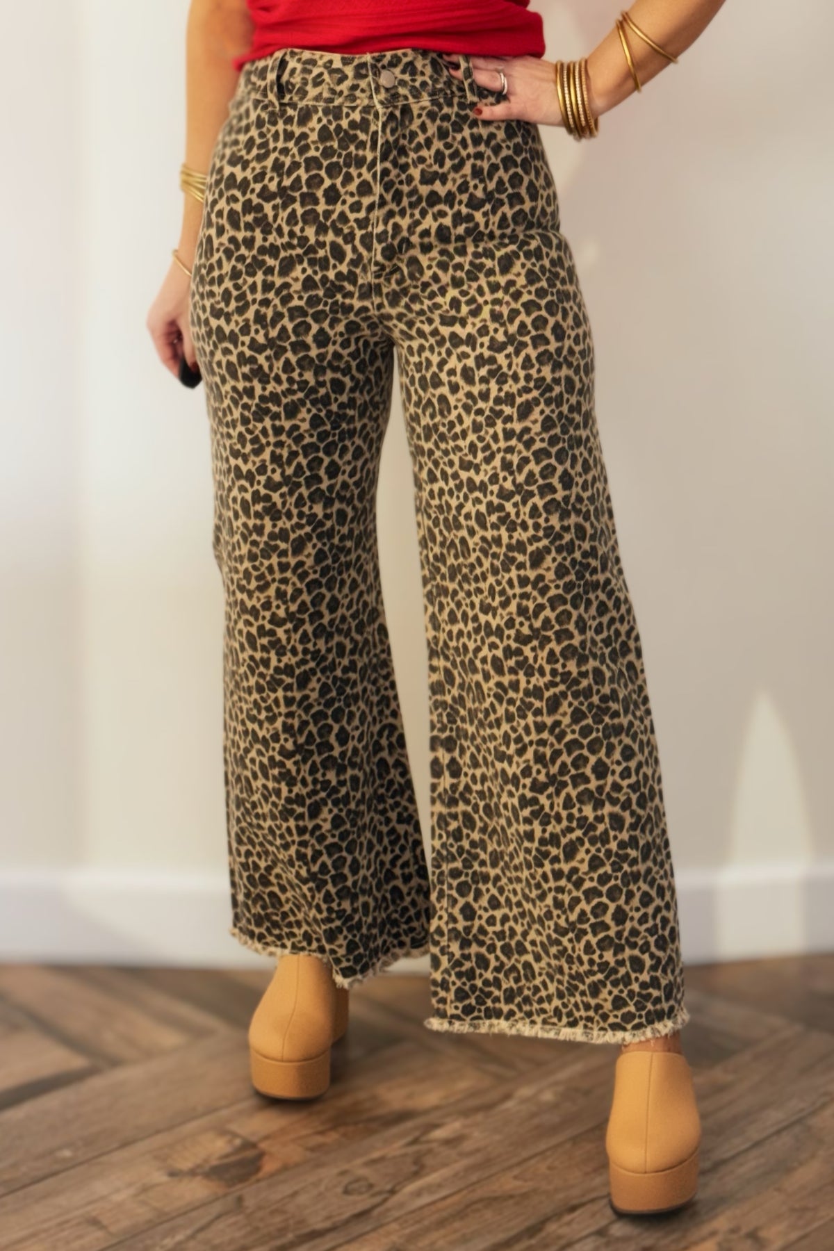 Mid-Rise Leopard Print Wide-Leg Jeans with Frayed Hem