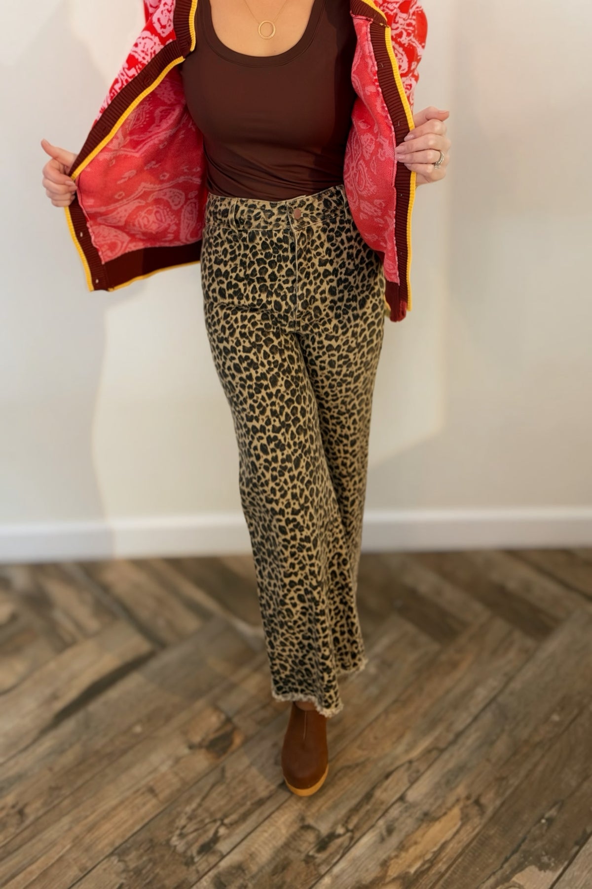 Mid-Rise Leopard Print Wide-Leg Jeans with Frayed Hem