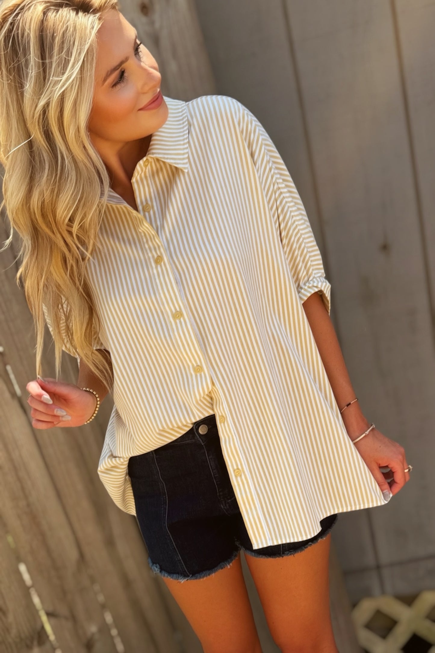 Top Société Rayures Printanières : Chemise ample boutonnée à rayures jaune crème