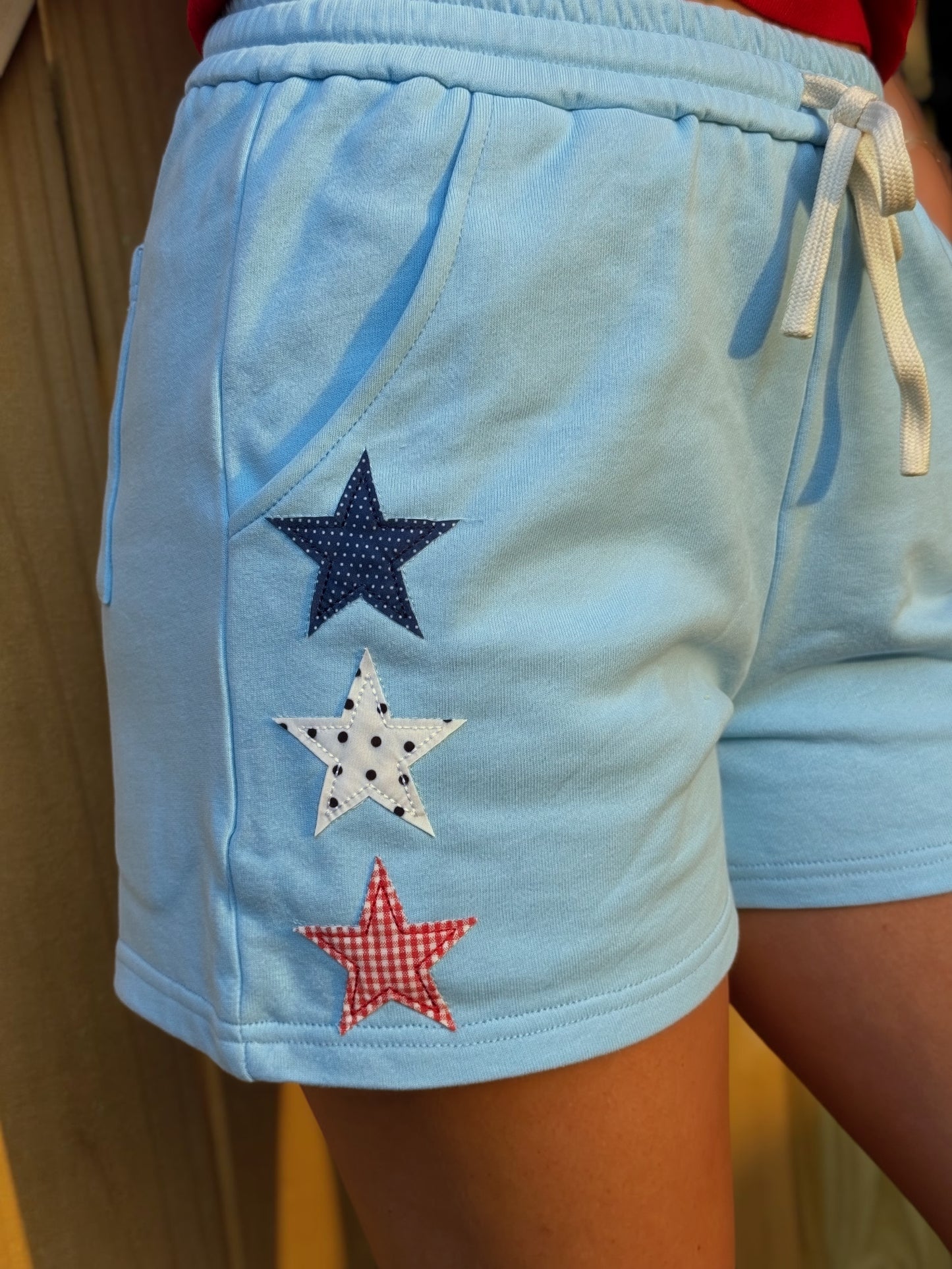 Lounge-Shorts mit blauem Stern-Applikation | Baumwoll-Shorts für Damen mit Kordelzug | Lässige Sommershorts mit Taschen | Unterteil für patriotisches Lounge-Set