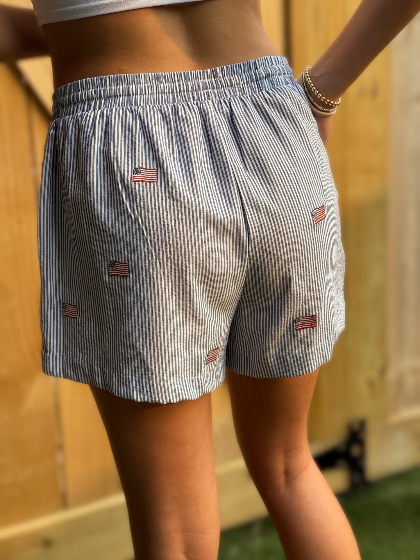 SHORT BRODÉ DRAPEAU RAYÉ : BLEU MARINE-RAYURE BLANCHE / L