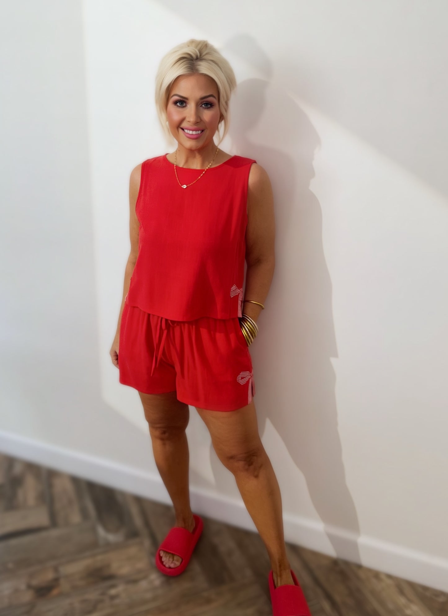 Zweiteiliges Shorts-Set mit rot karierter Schleife