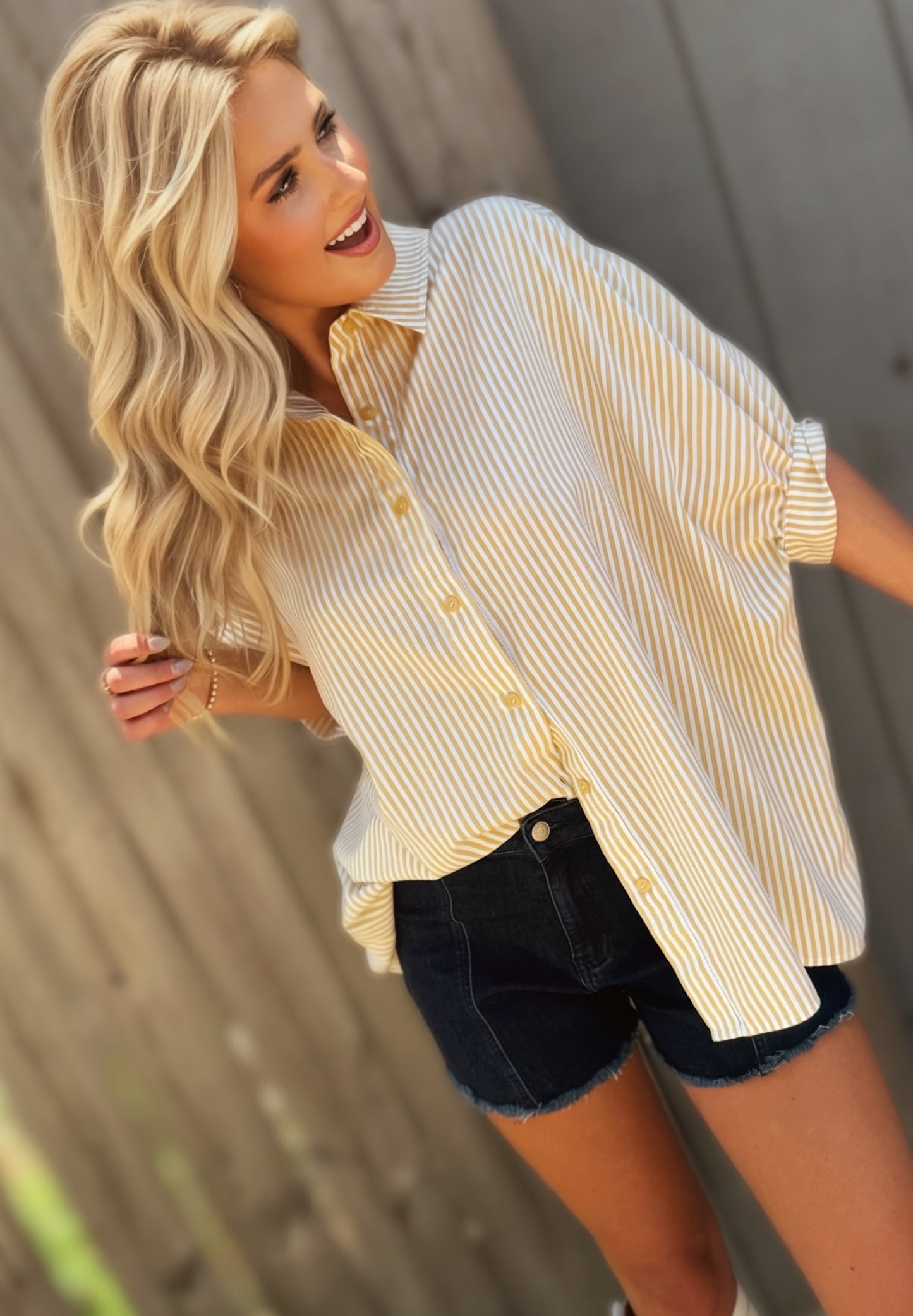 Top Société Rayures Printanières : Chemise ample boutonnée à rayures jaune crème