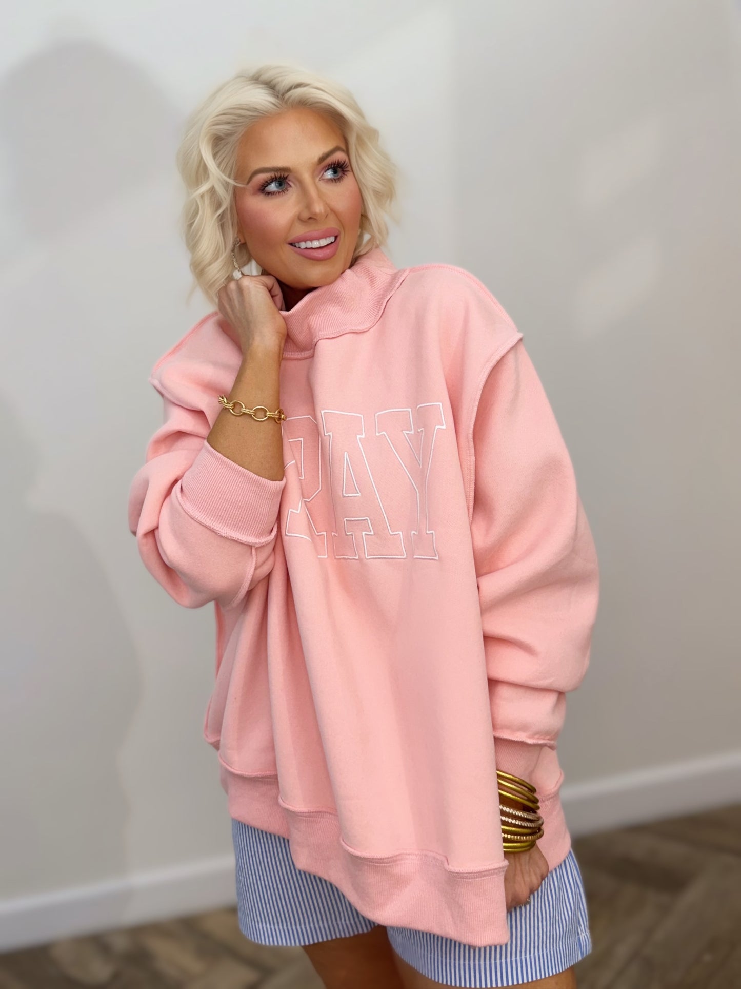 Sweat-shirt brodé PRAY | Pull polaire oversize chrétien | Col montant douillet axé sur la foi | Sweat-shirt graphique de boutique