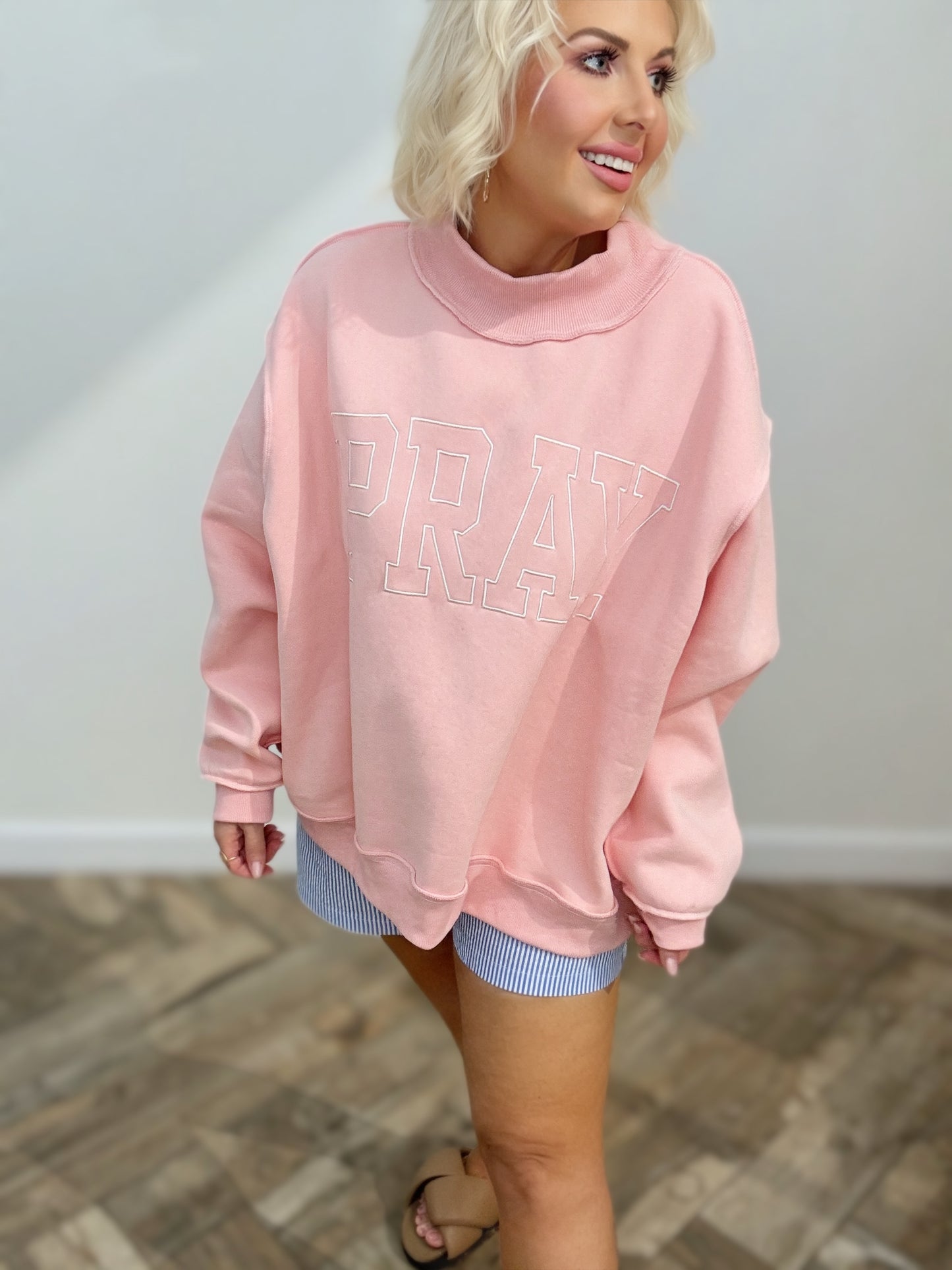 Sweat-shirt brodé PRAY | Pull polaire oversize chrétien | Col montant douillet axé sur la foi | Sweat-shirt graphique de boutique