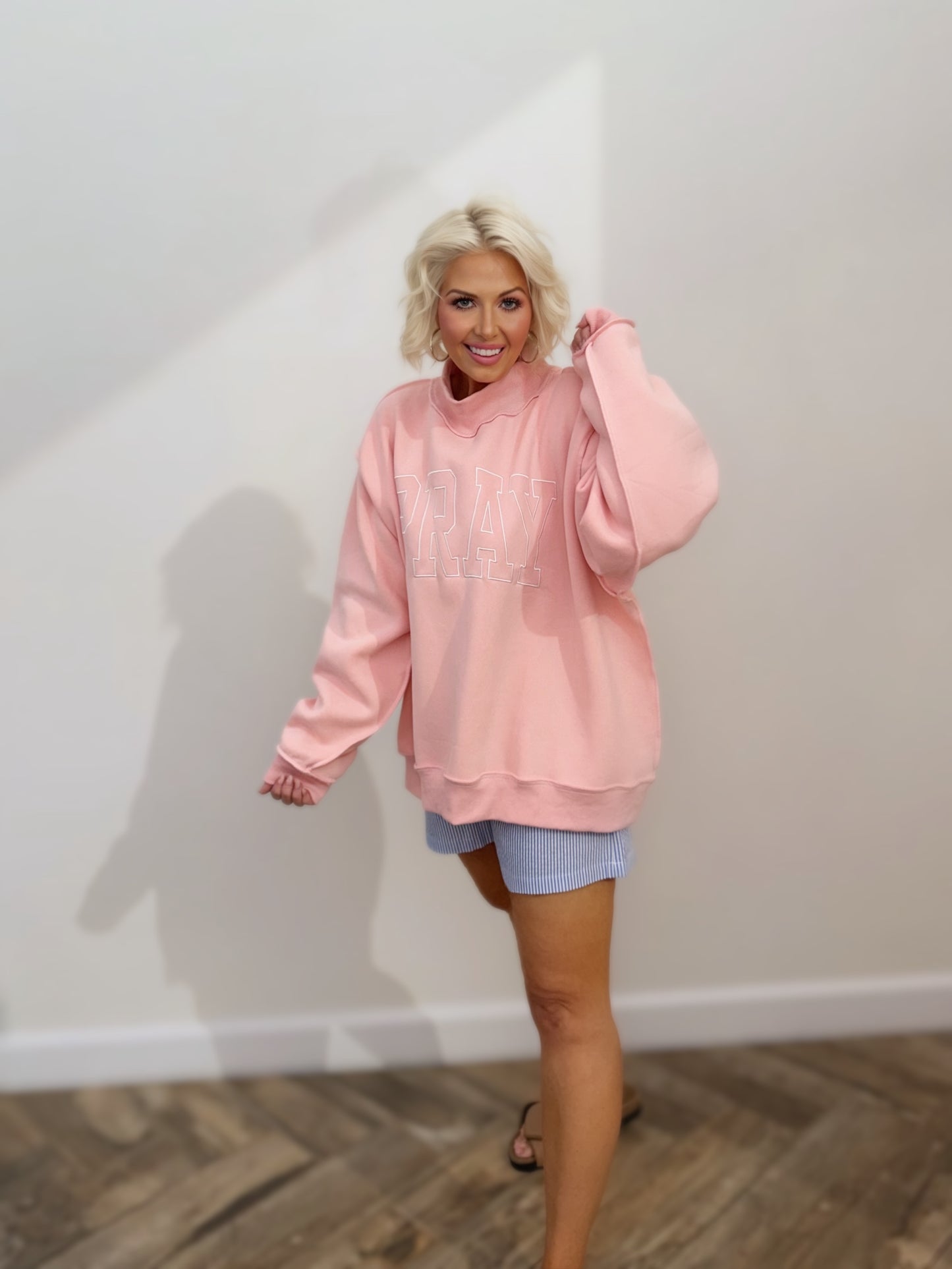 Sweat-shirt brodé PRAY | Pull polaire oversize chrétien | Col montant douillet axé sur la foi | Sweat-shirt graphique de boutique