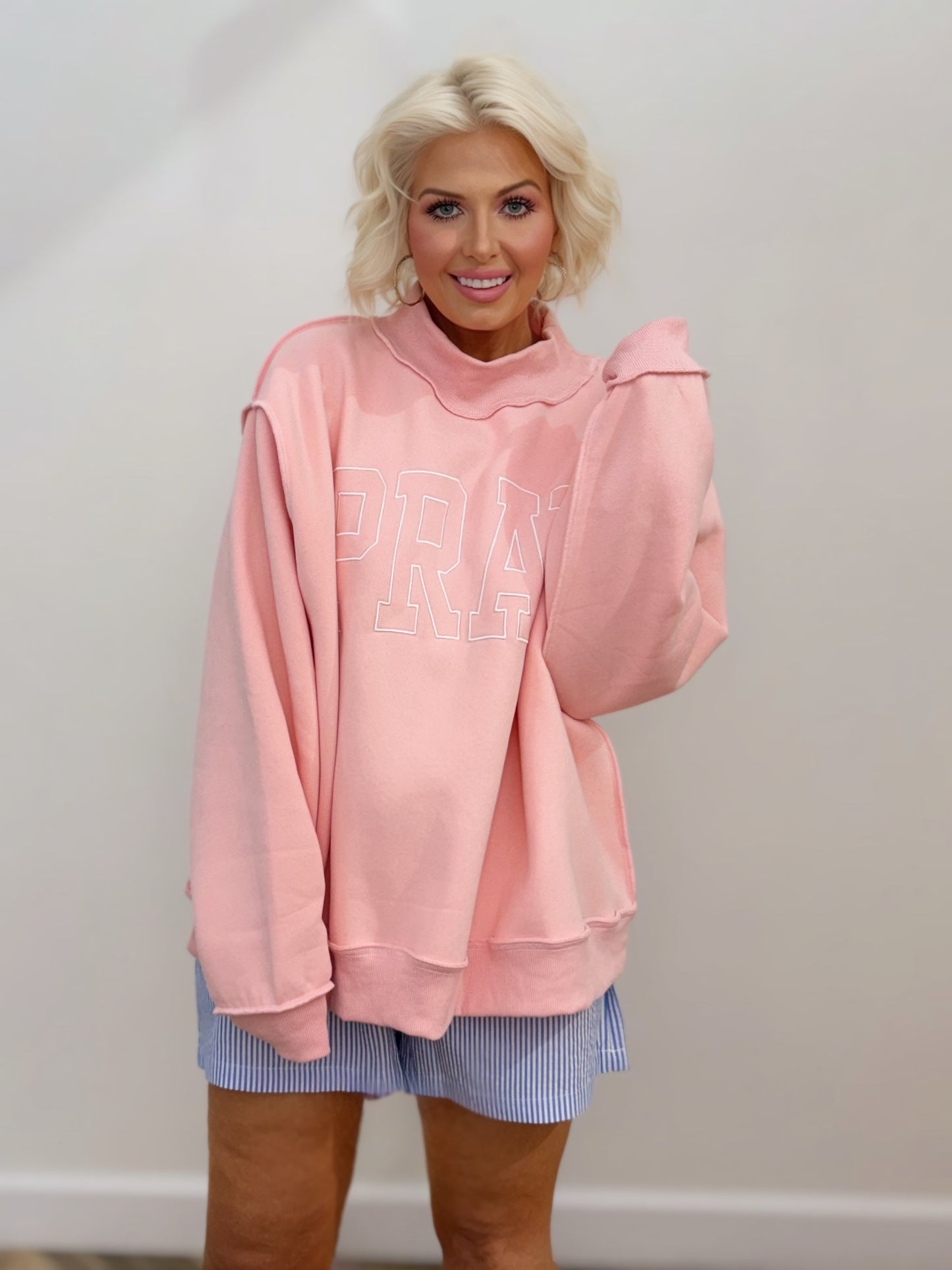 Sweat-shirt brodé PRAY | Pull polaire oversize chrétien | Col montant douillet axé sur la foi | Sweat-shirt graphique de boutique