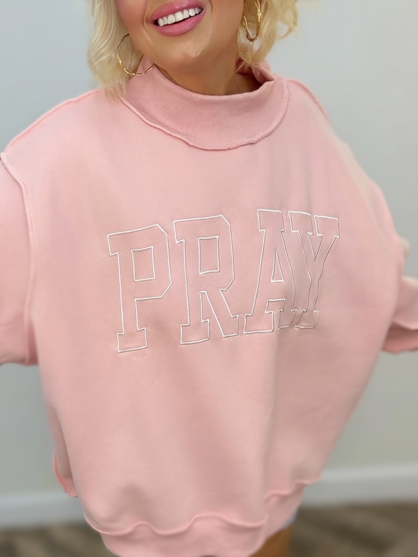 Sweat-shirt brodé PRAY | Pull polaire oversize chrétien | Col montant douillet axé sur la foi | Sweat-shirt graphique de boutique