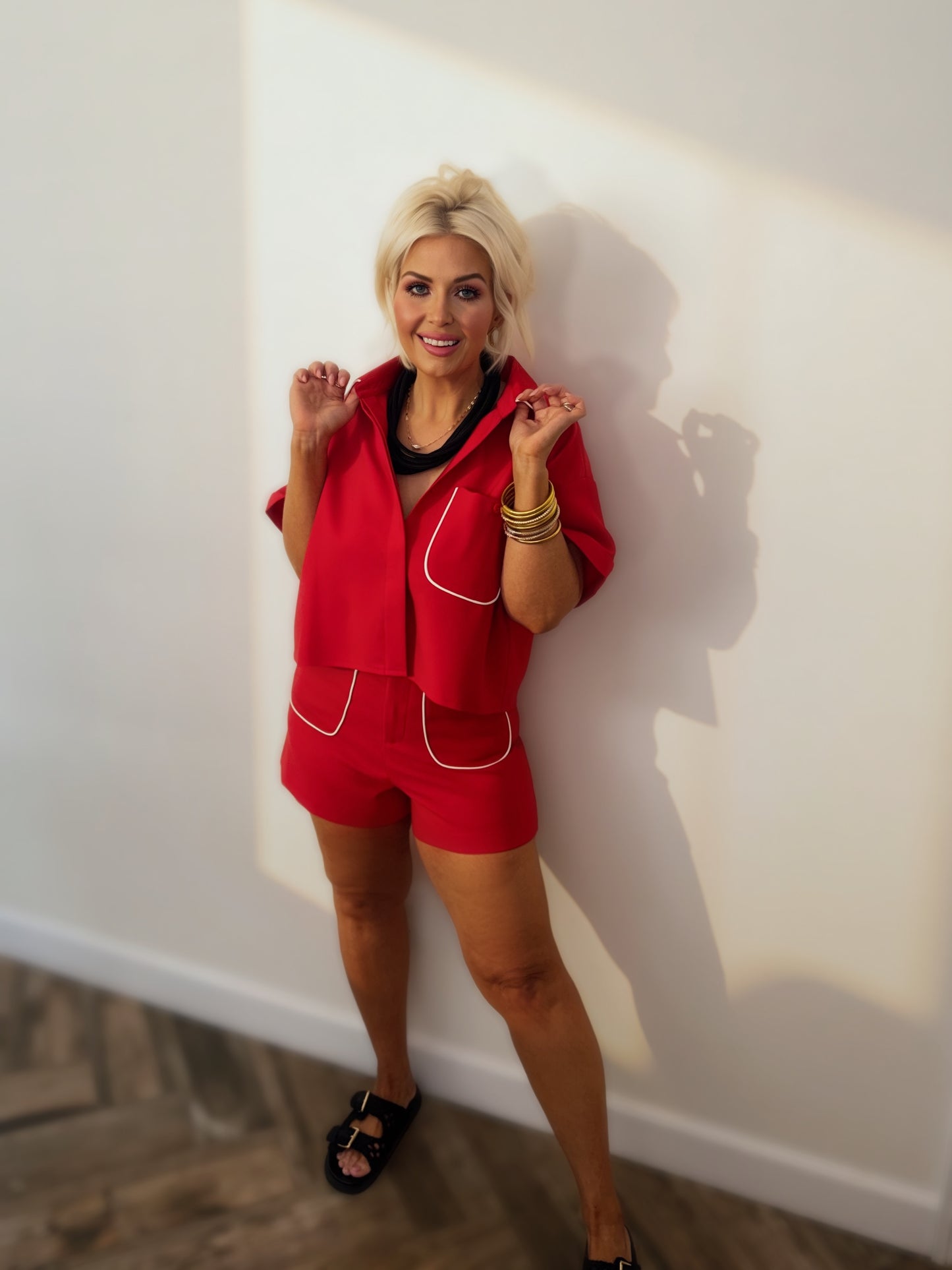 Das Stop & Stare Set: Rot Kragen Crop Top & Shorts Set