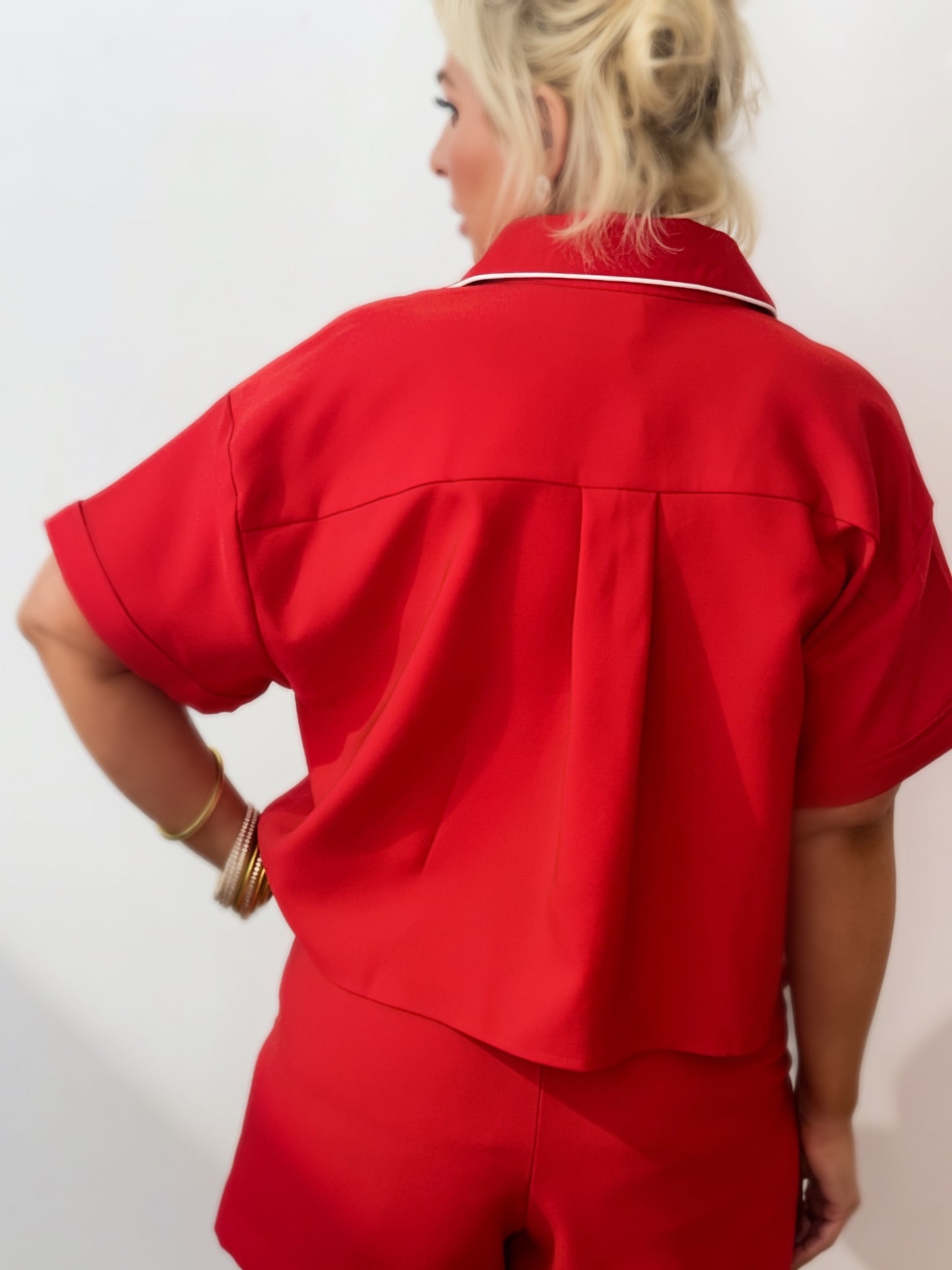Das Stop & Stare Set: Rot Kragen Crop Top & Shorts Set