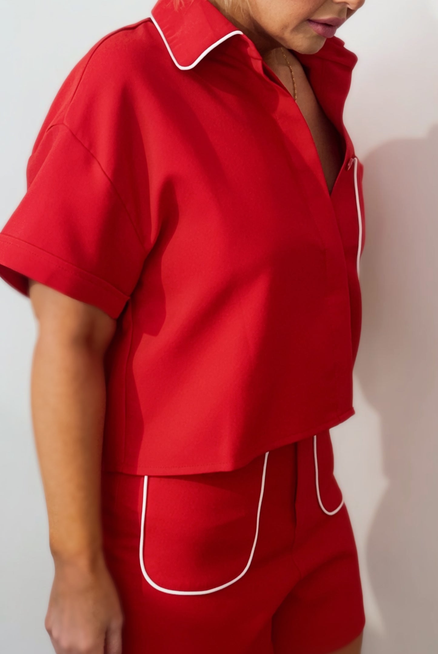Das Stop & Stare Set: Rot Kragen Crop Top & Shorts Set
