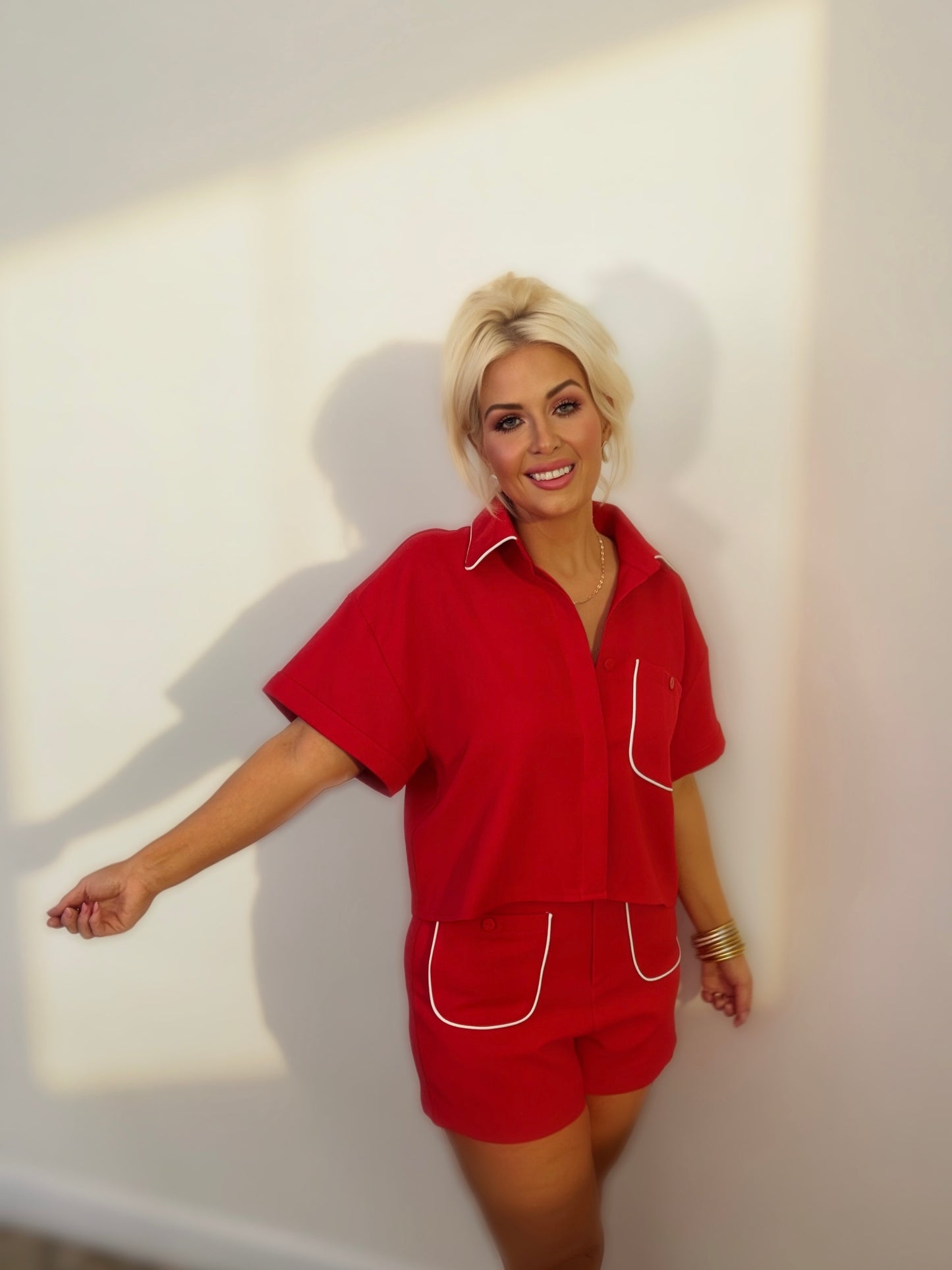 Das Stop & Stare Set: Rot Kragen Crop Top & Shorts Set