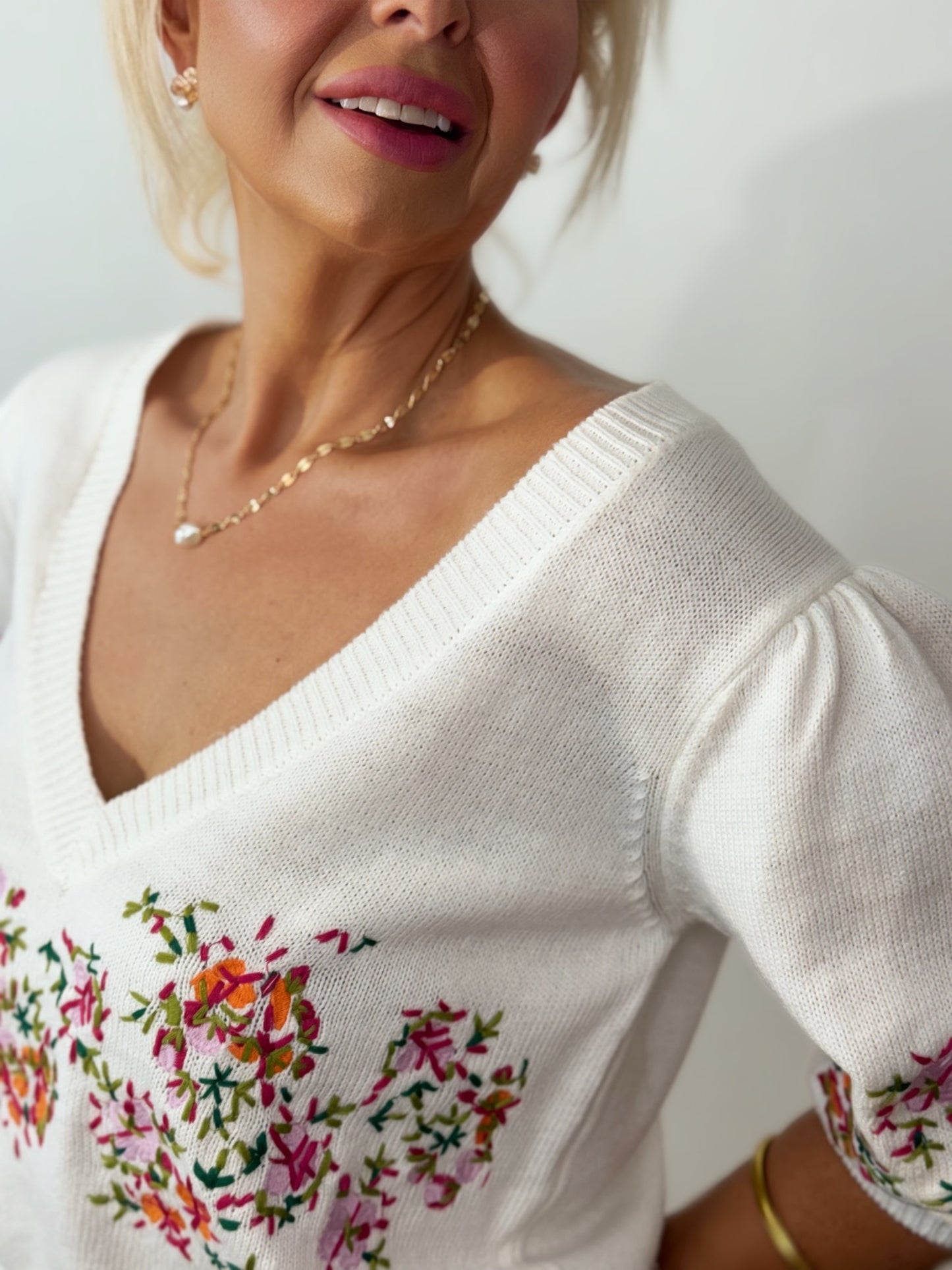 Strickpullover mit Blumenstickerei, kurzen Puffärmeln und Rundhalsausschnitt "Secret Garden"