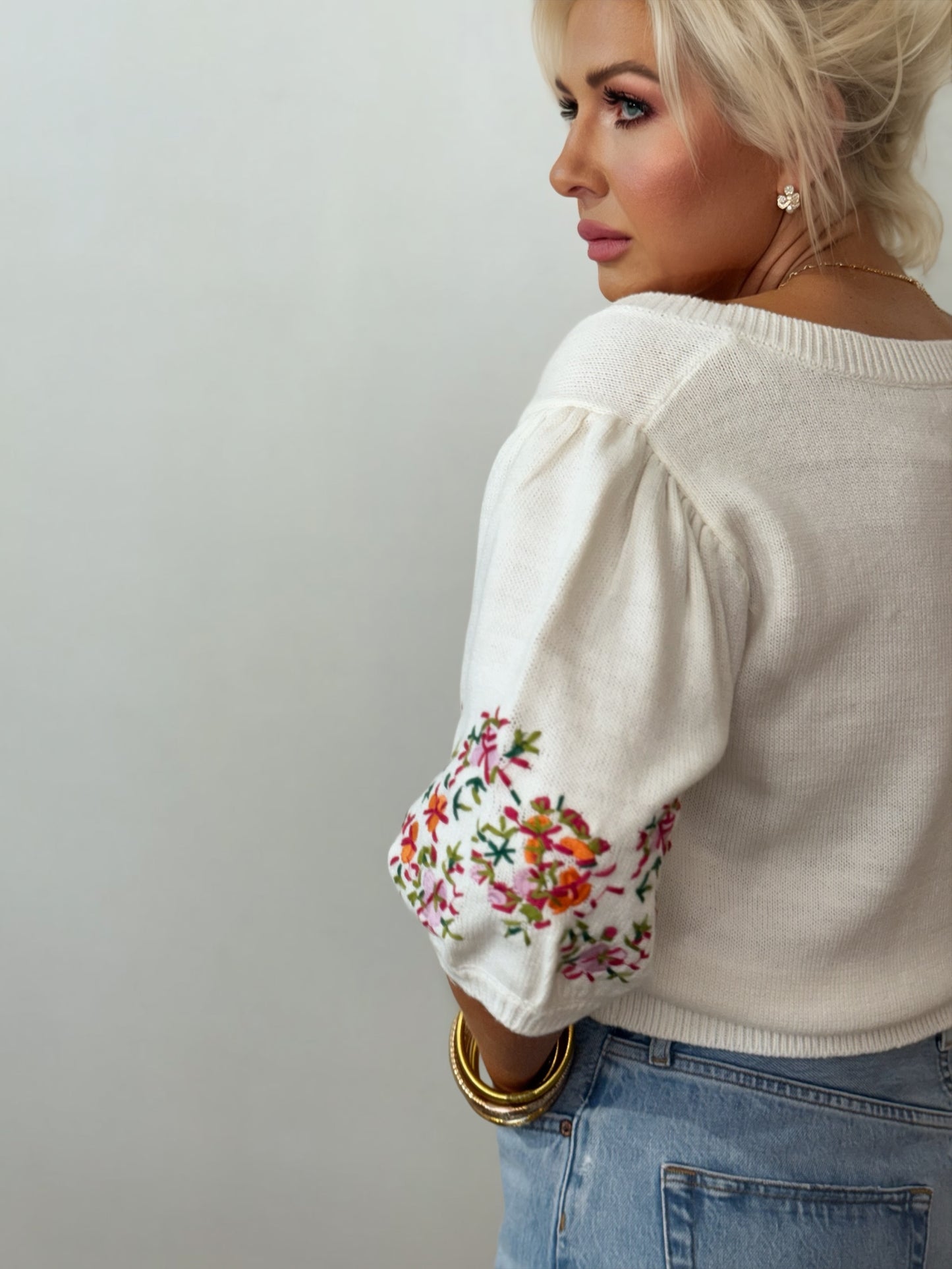 Strickpullover mit Blumenstickerei, kurzen Puffärmeln und Rundhalsausschnitt "Secret Garden"