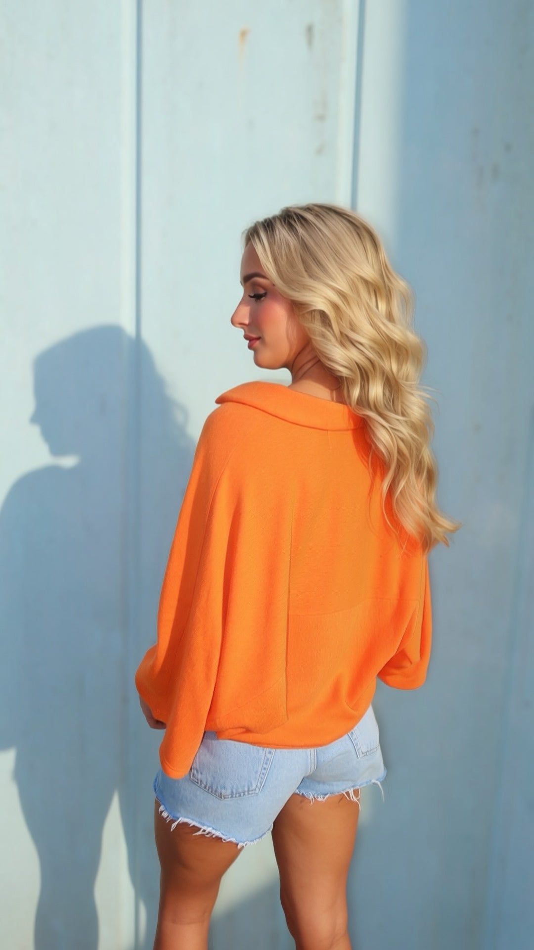 Schicke, orangefarbene, verkürzte, kastige Bluse im Oversize-Schnitt