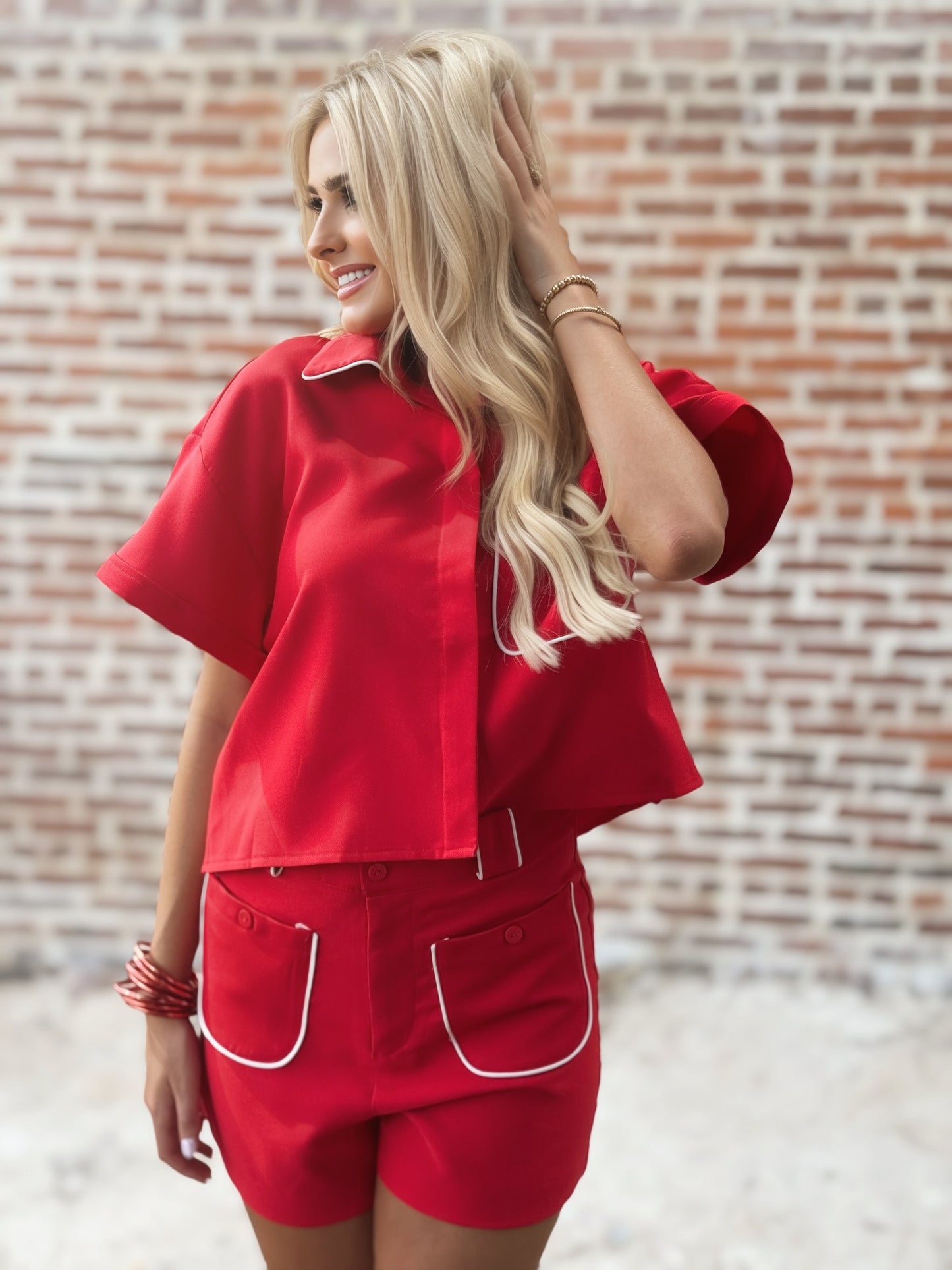 L'Ensemble Stop & Stare : Ensemble Crop Top Col Rond et Short Rouge