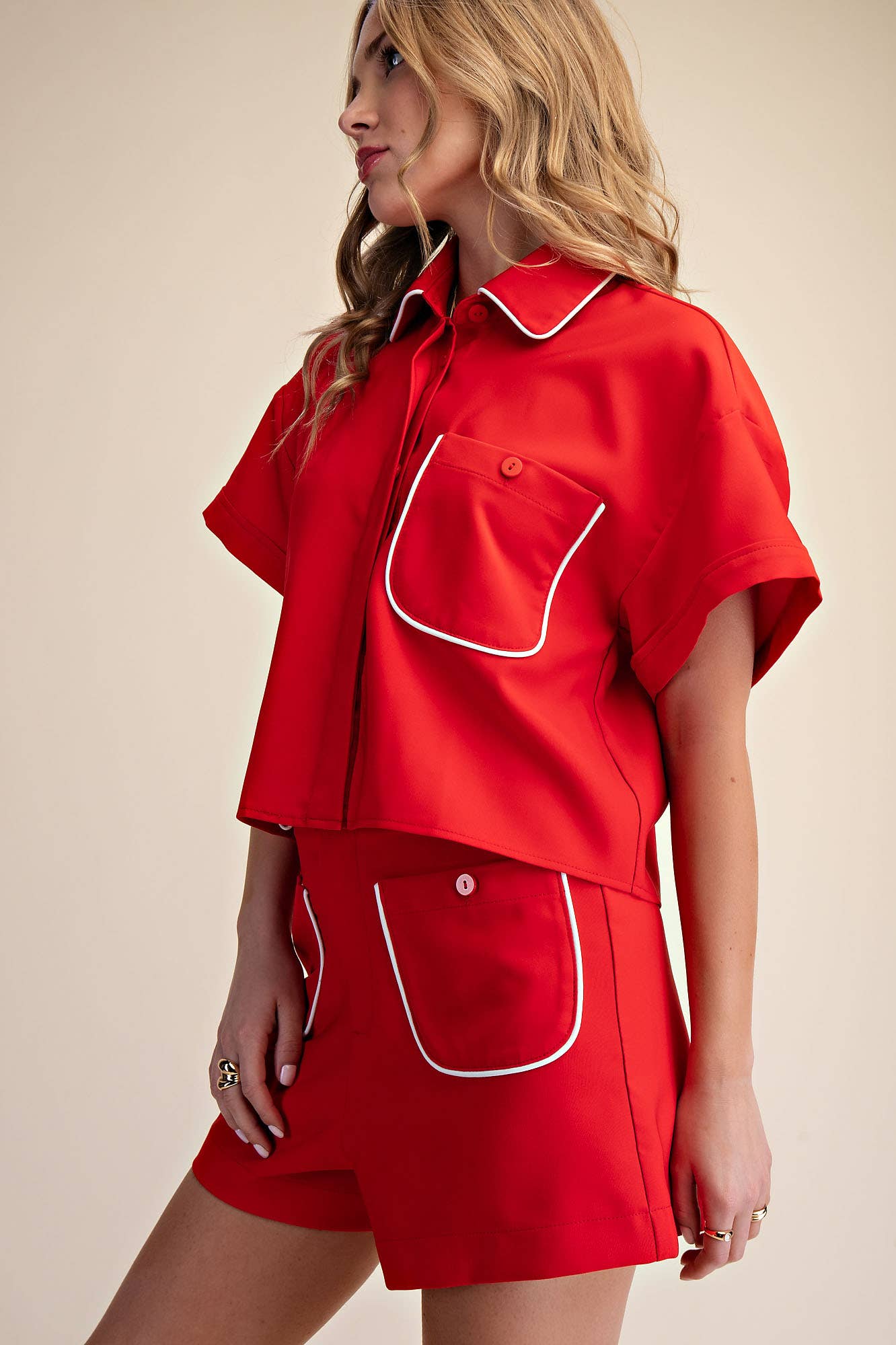 Das Stop & Stare Set: Rot Kragen Crop Top & Shorts Set