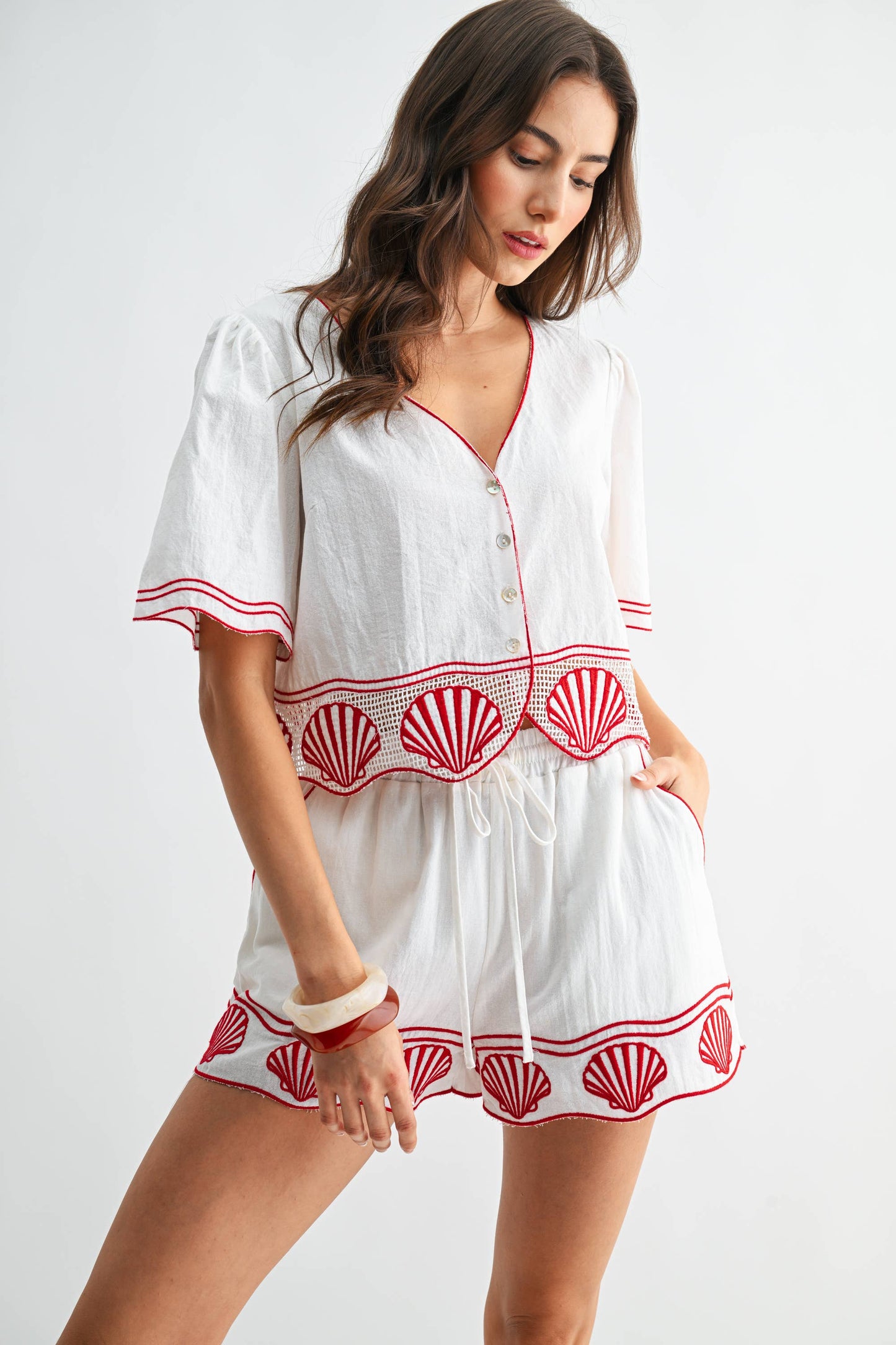 CJT26819 Baumwoll-Croptop mit Muschelstickerei: OFF WHITE/RED / S-M-L (3-2-1)
