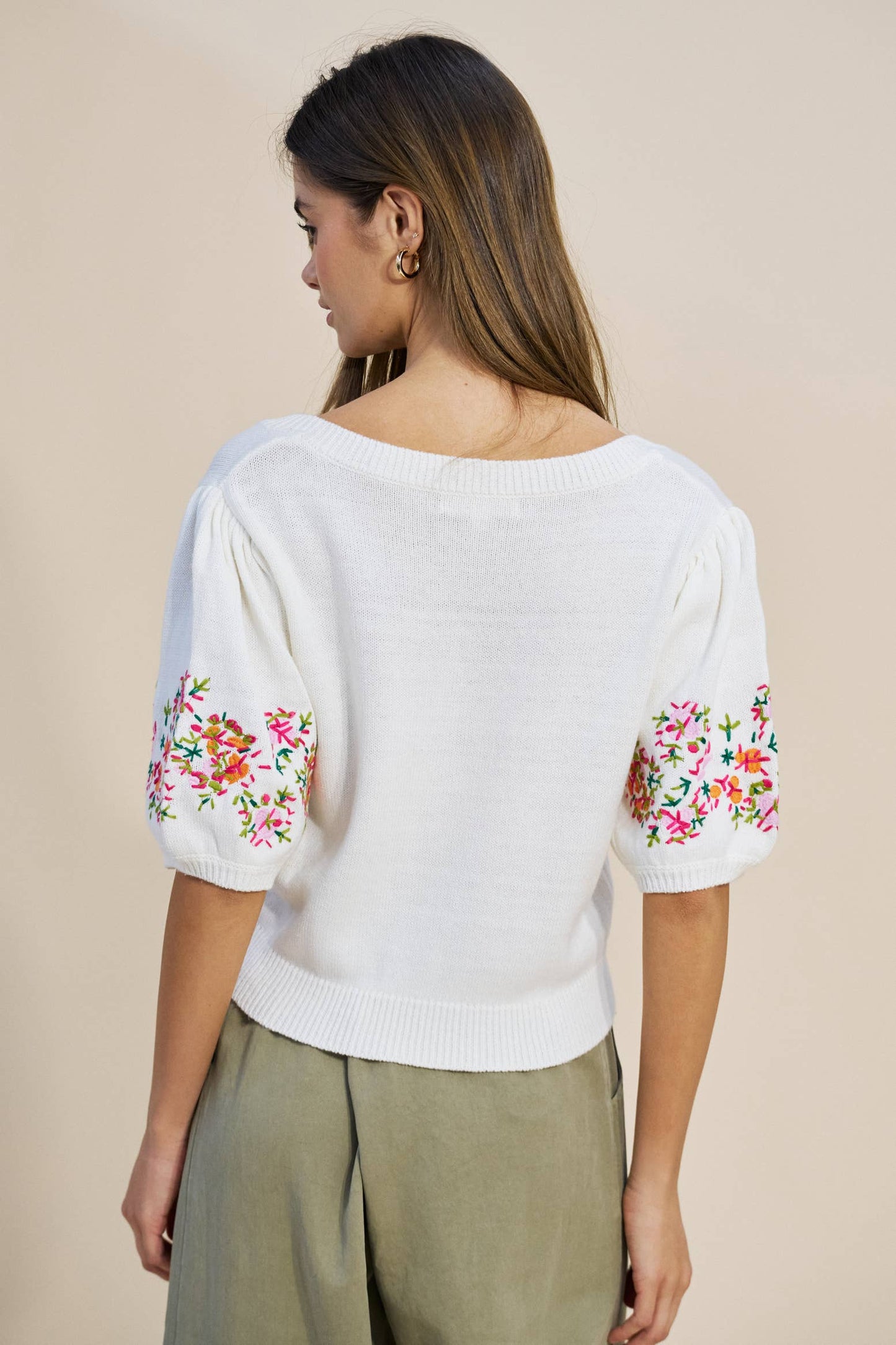Strickpullover mit Blumenstickerei, kurzen Puffärmeln und Rundhalsausschnitt "Secret Garden"