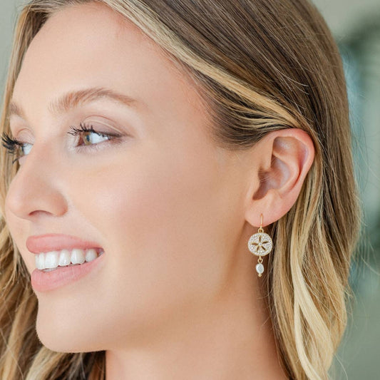 Boucles d'oreilles pendantes en perles et étoiles de mer dorées | Boucles d'oreilles pendantes de plage | Boucles d'oreilles coquillages pavées de zirconium | Bijoux de mariage et de vacances plaqués or 18 carats