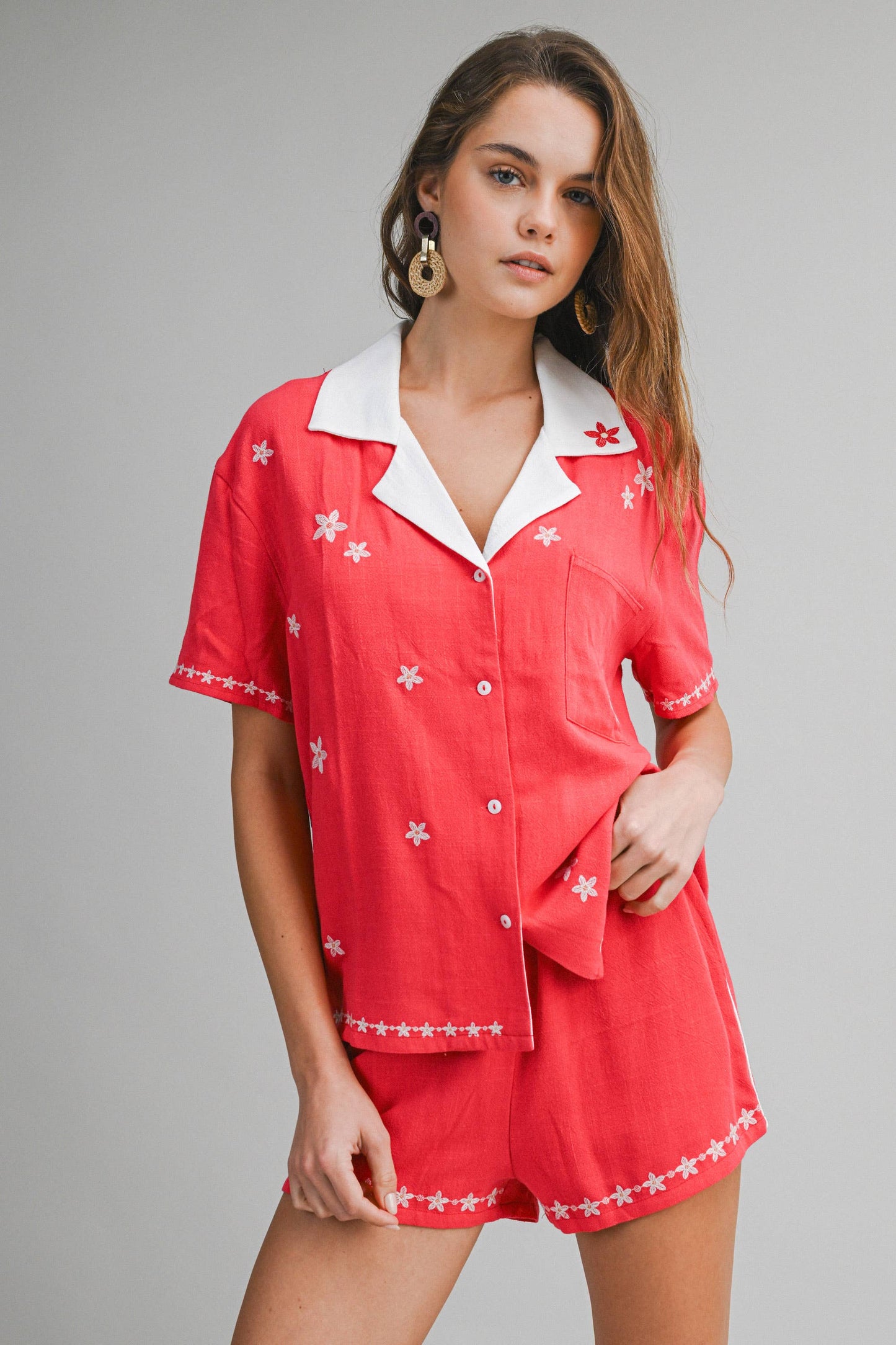 Besticktes Button-Up-Hemd | Damen-Resort-Top aus Leinenmischung | Kurzärmlige Bluse mit Blumenbesatz | Oberteil im passenden Set