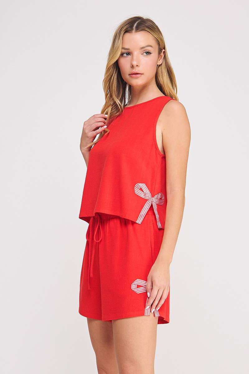 Zweiteiliges Shorts-Set mit rot karierter Schleife